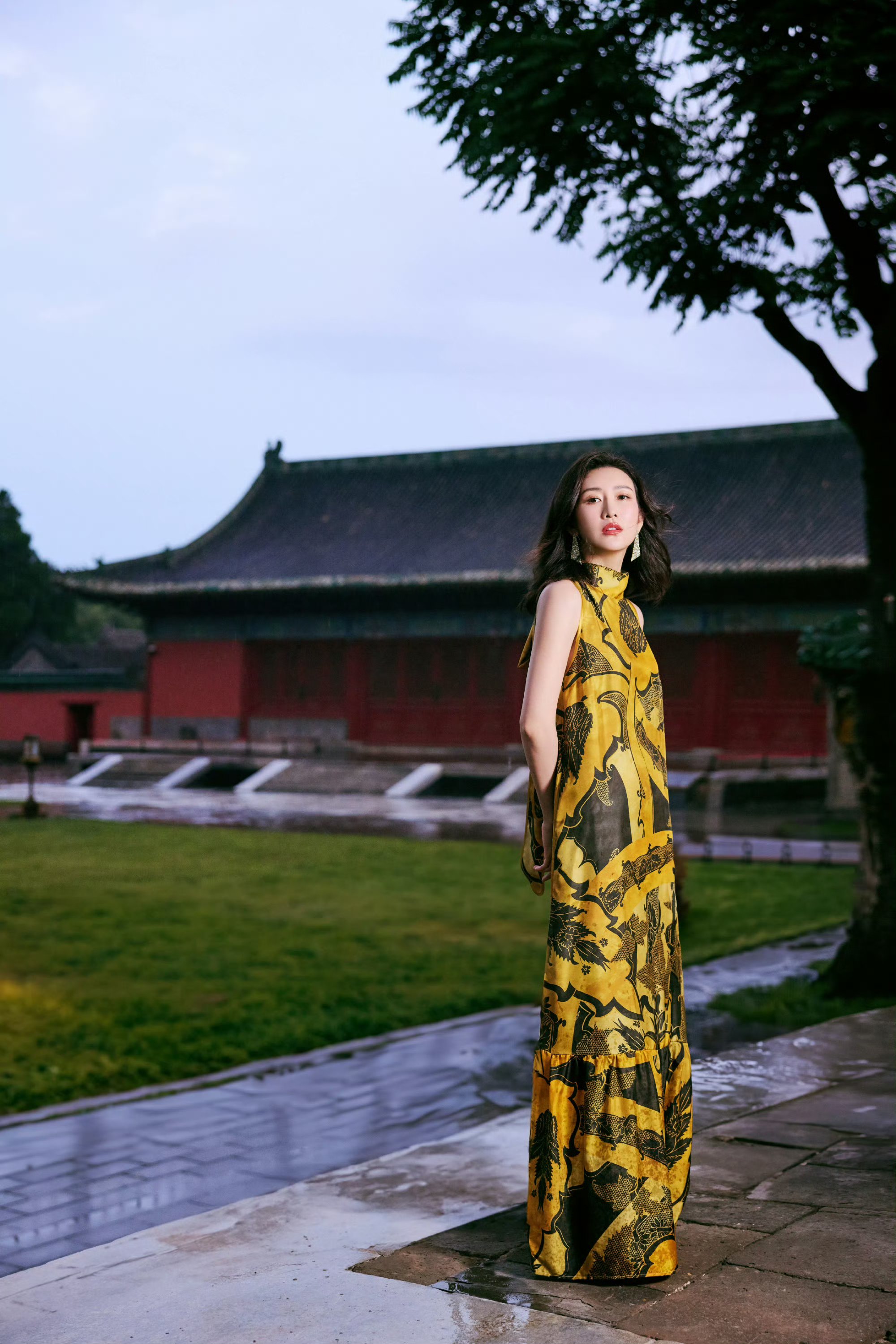 王鸥一袭花色露肩连衣裙,优雅靓丽好迷人.#明星穿搭# #王鸥