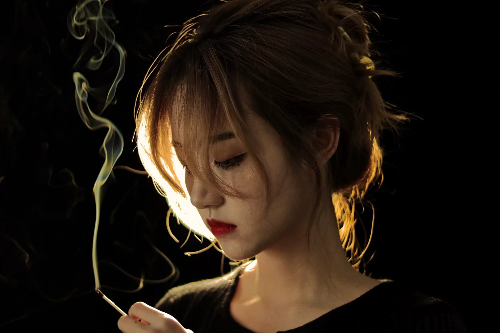 💫神秘光影下的吸烟瞬间,仿佛走进了电影镜头!