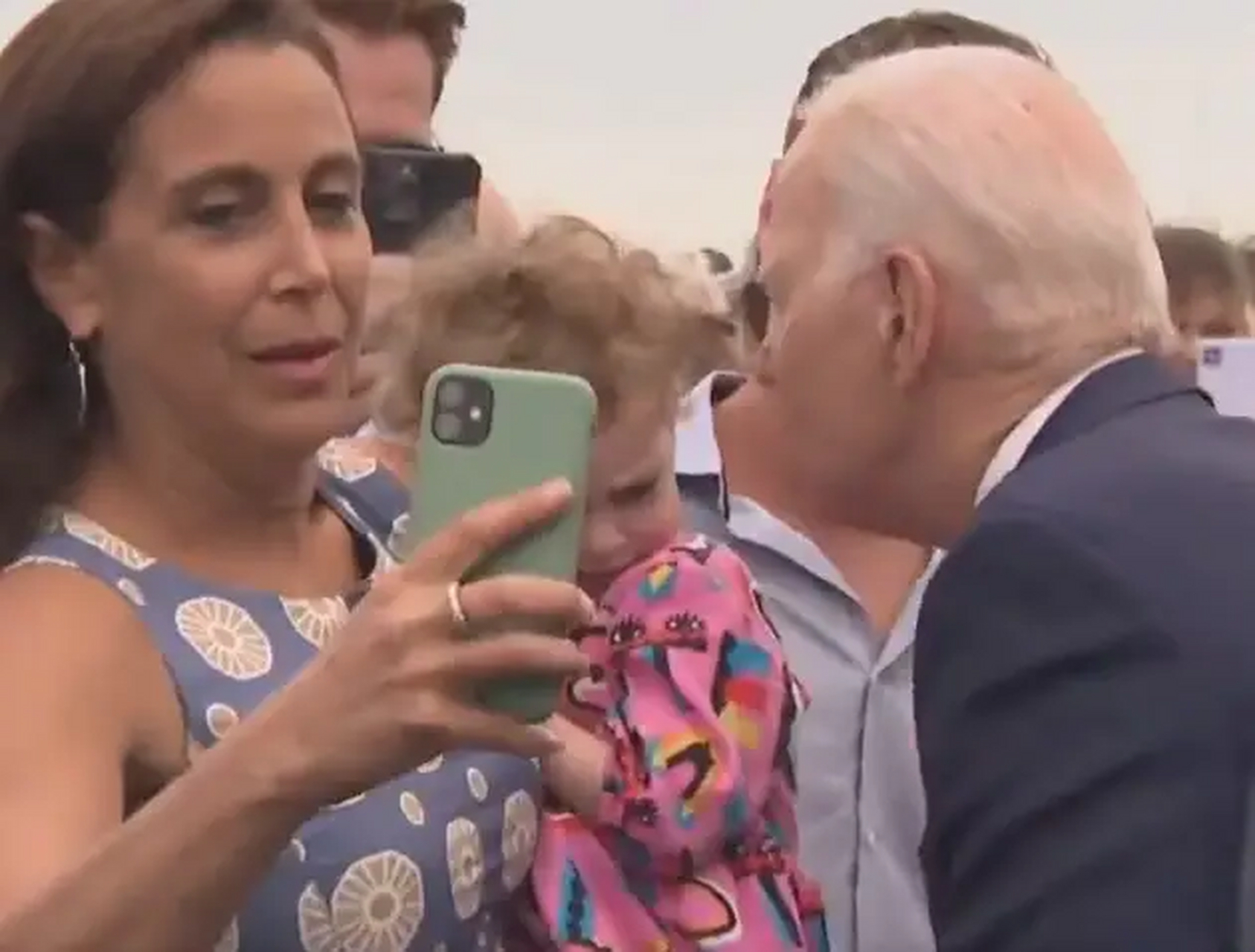 美国总统拜登, 在离开芬兰机场亲吻小女孩的视频非常怪异,啃咬动作另