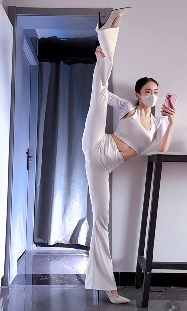 瑜伽老师一字马.