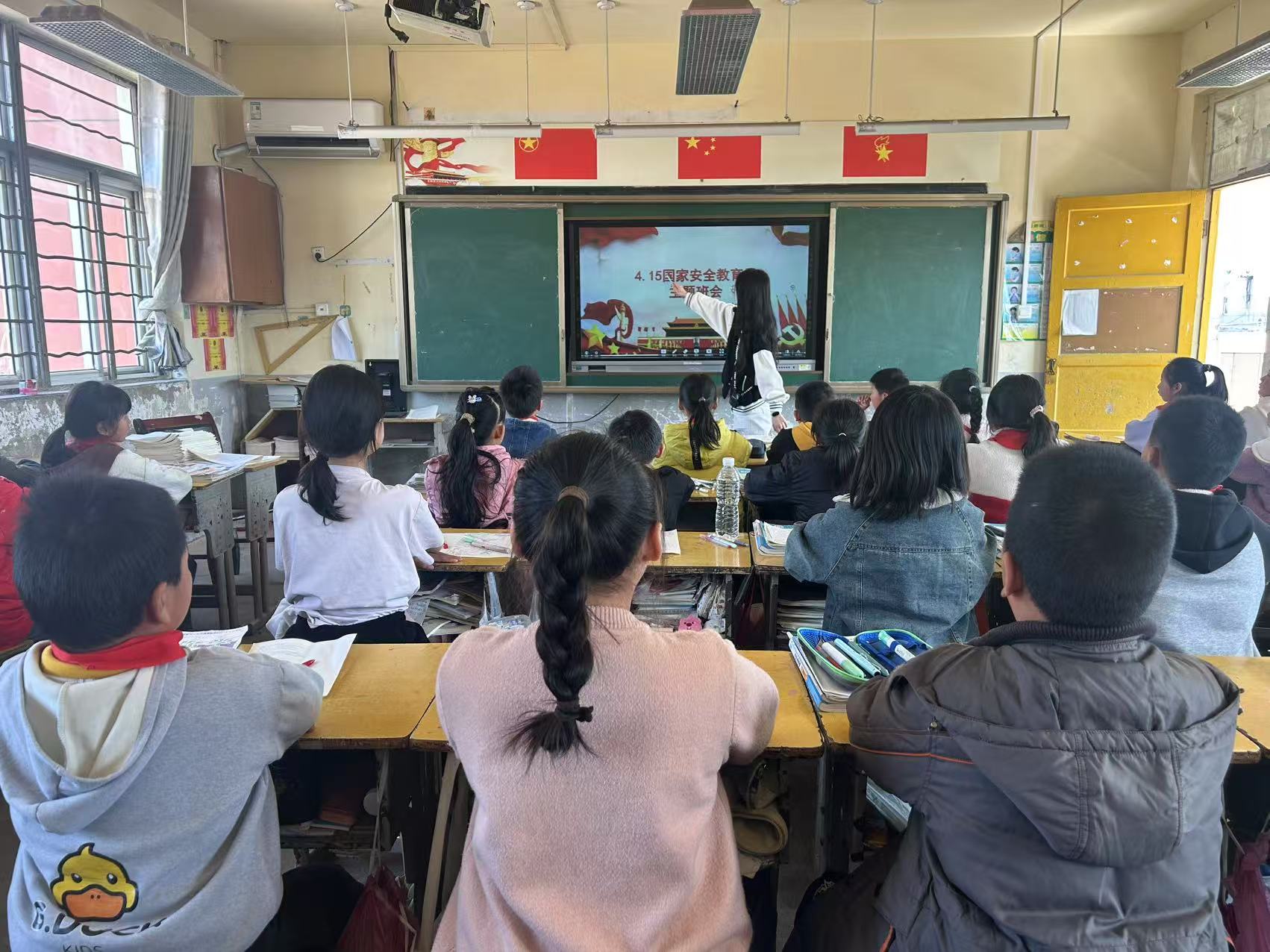 2025年4月14日,灌南县李集镇中心小学各班开展了"国安在我心"国家安全