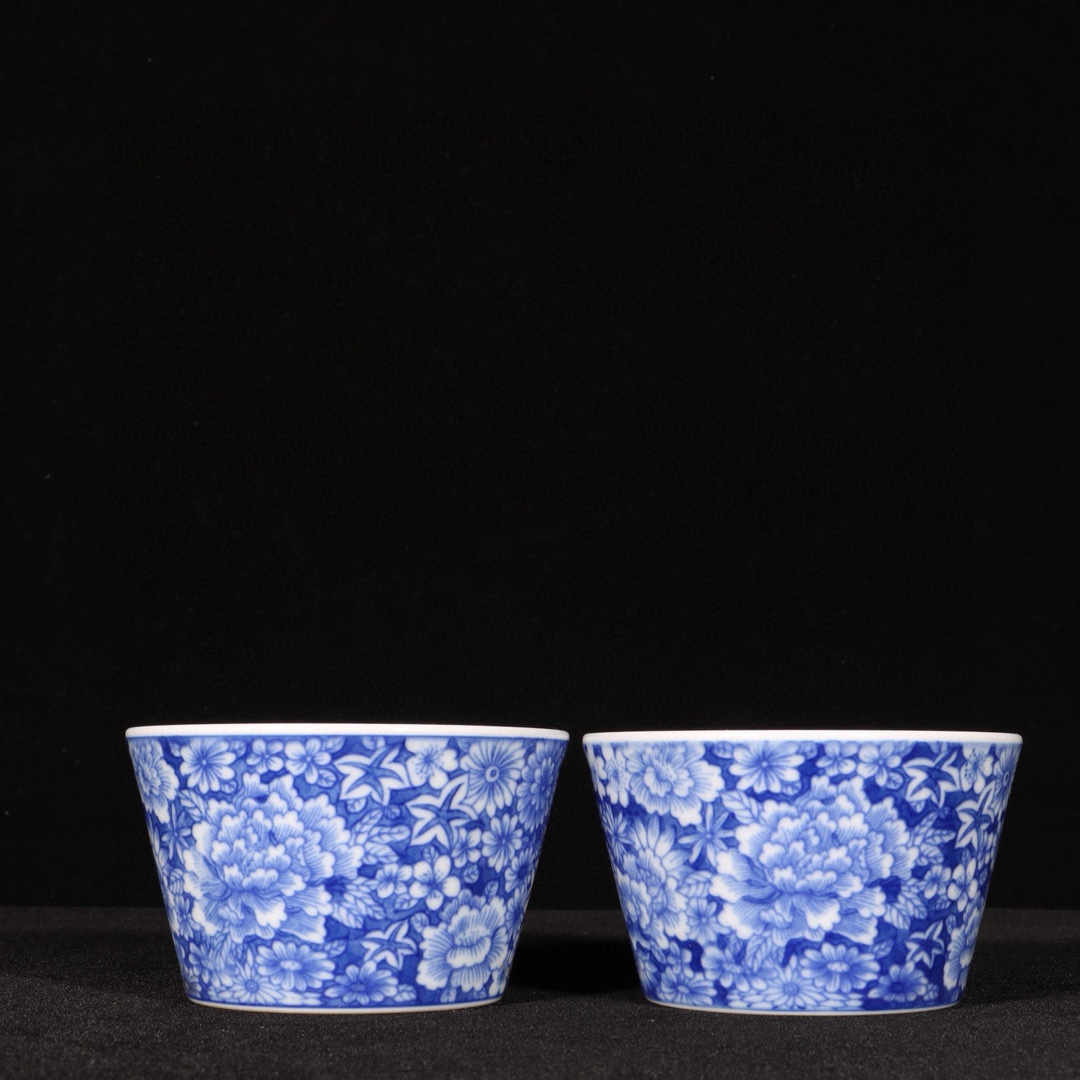 清雍正青花万花不落地纹杯一对