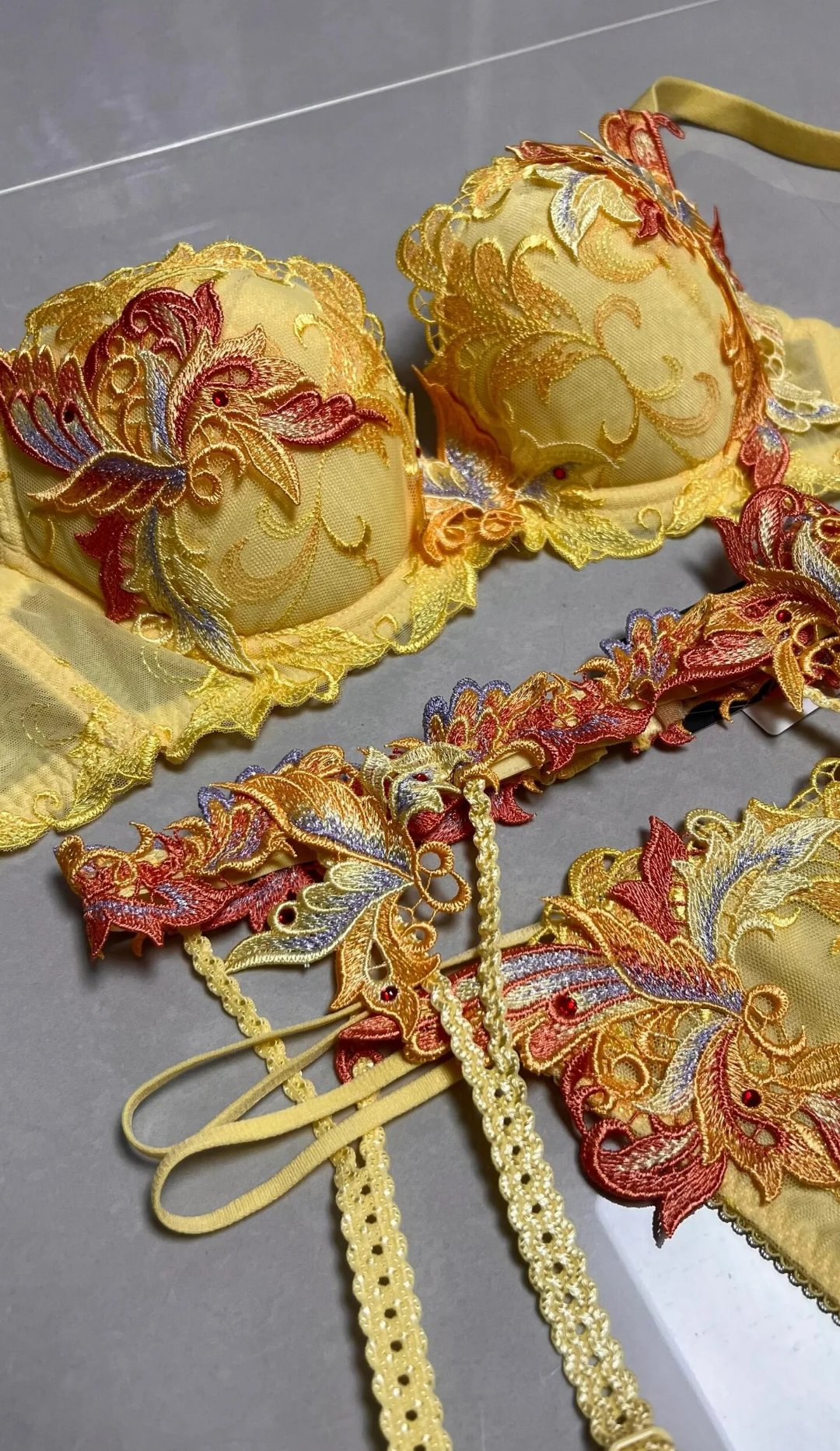 奢华复古的黄金刺绣内衣,简直是内衣中的艺术品