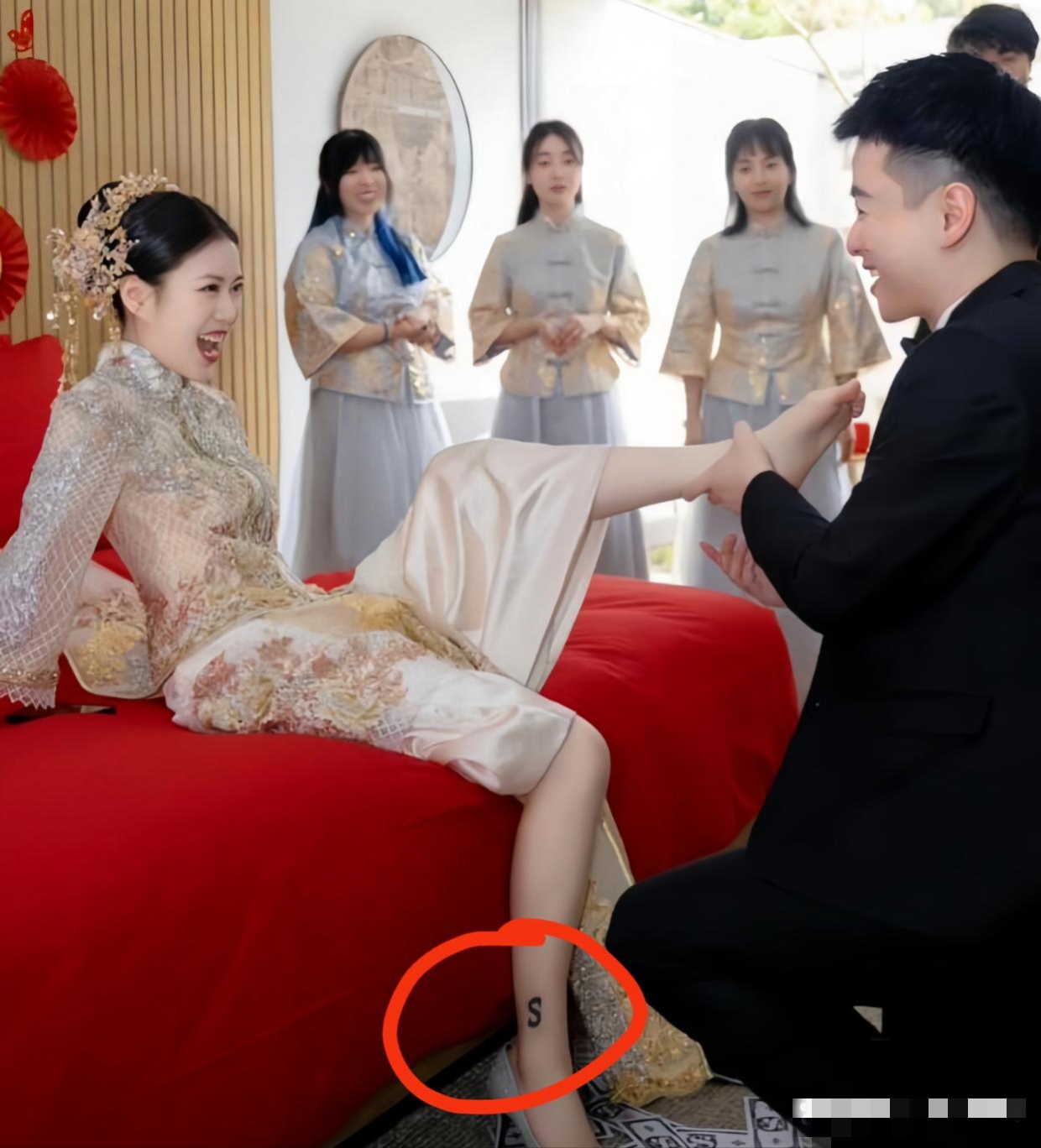 我想请教一下熟悉纹身的朋友们,新娘脚上纹了个字母"s",这究竟蕴含着