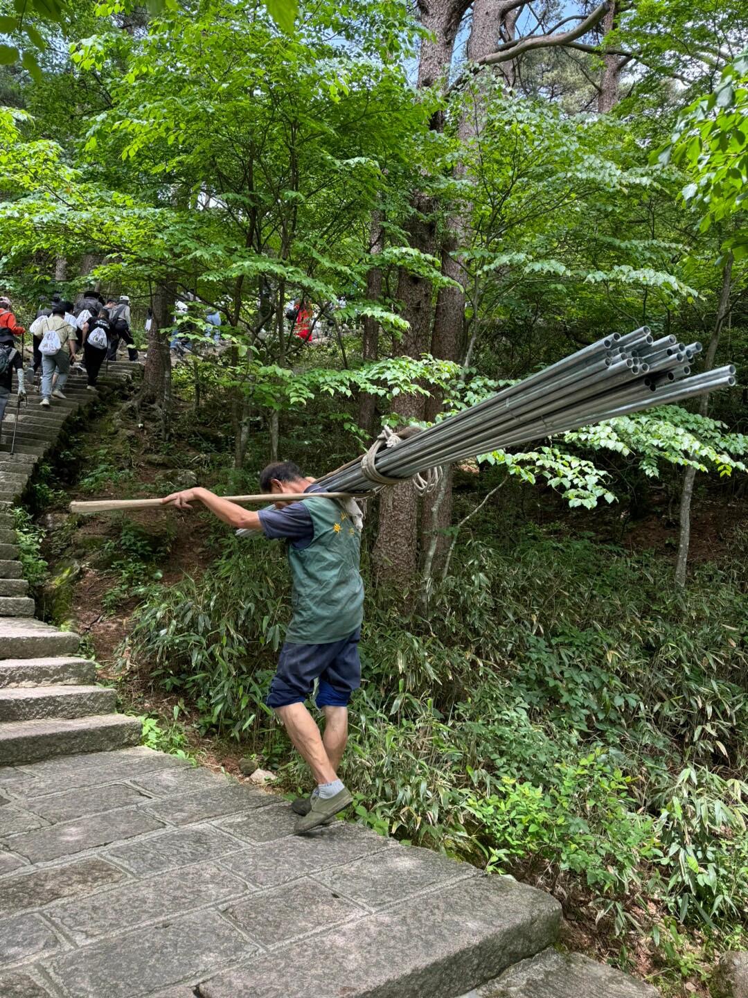 黄山挑夫图片图片