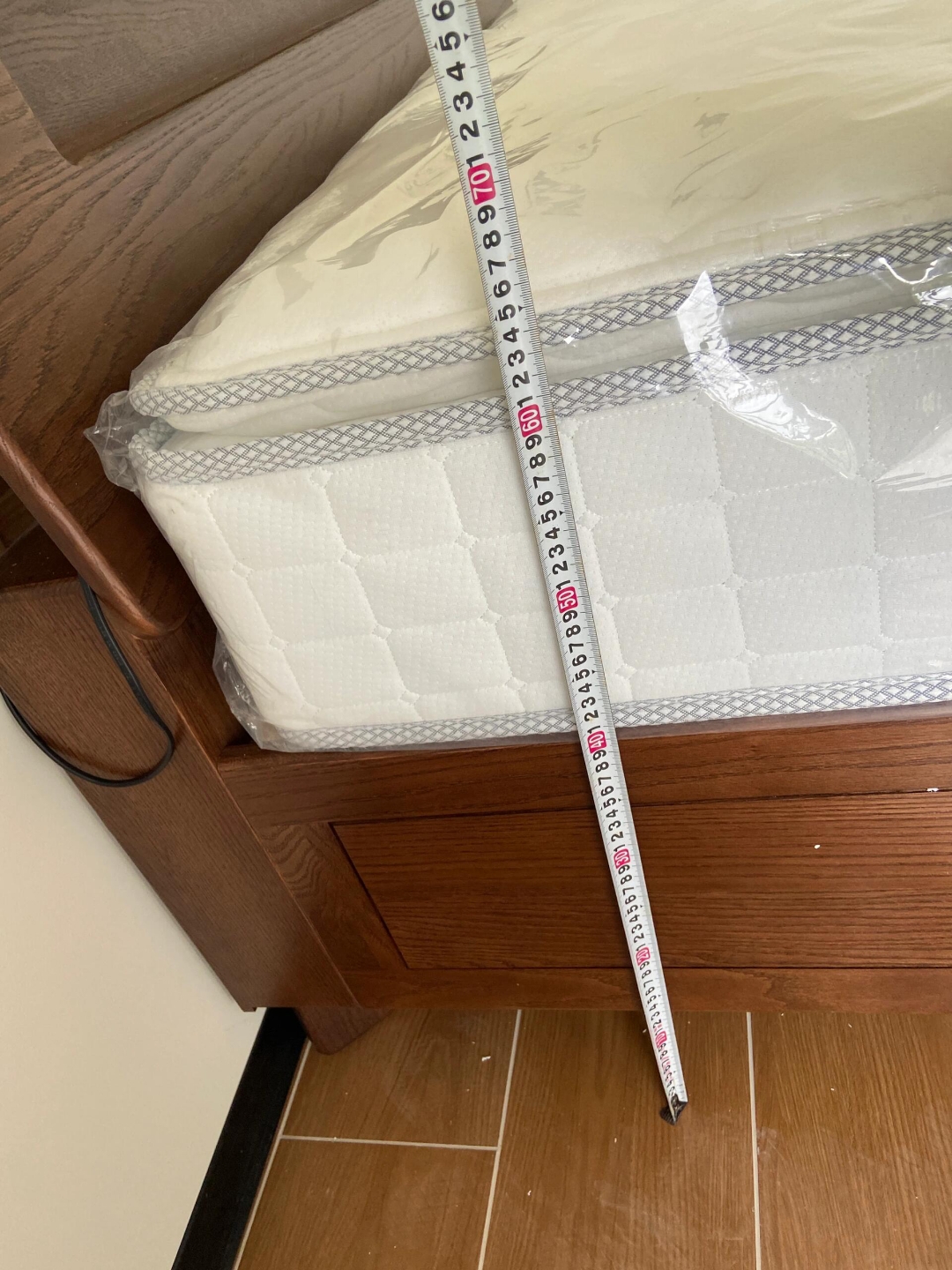 买了个离地箱体床十25厘米厚床垫,一放上去像是要登基,退换货要加两百