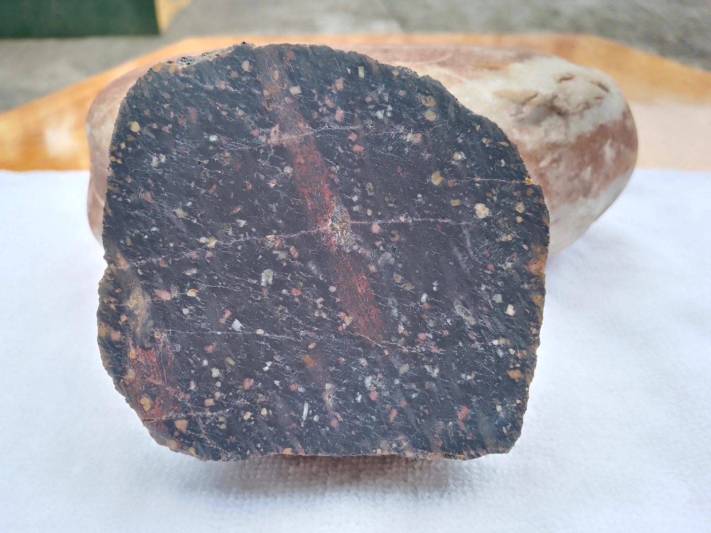 高度定向玄武岩质混合角砾岩月球陨石: 月海玄武岩质混合角砾陨石是由