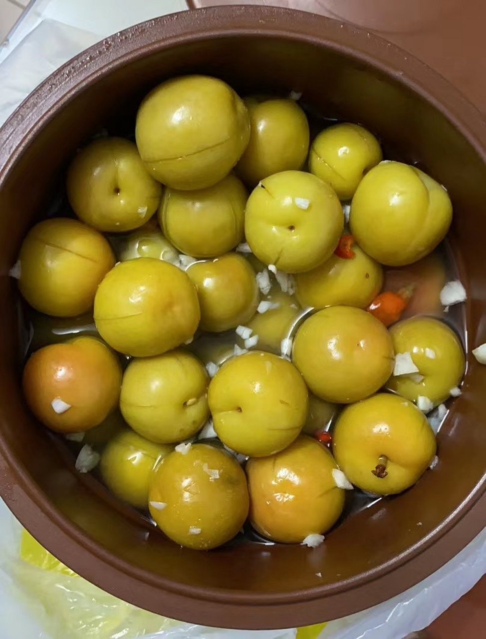 从化农村比较常见的一种美食,一个邻居刚刚从家里面端出来,味道酸酸的