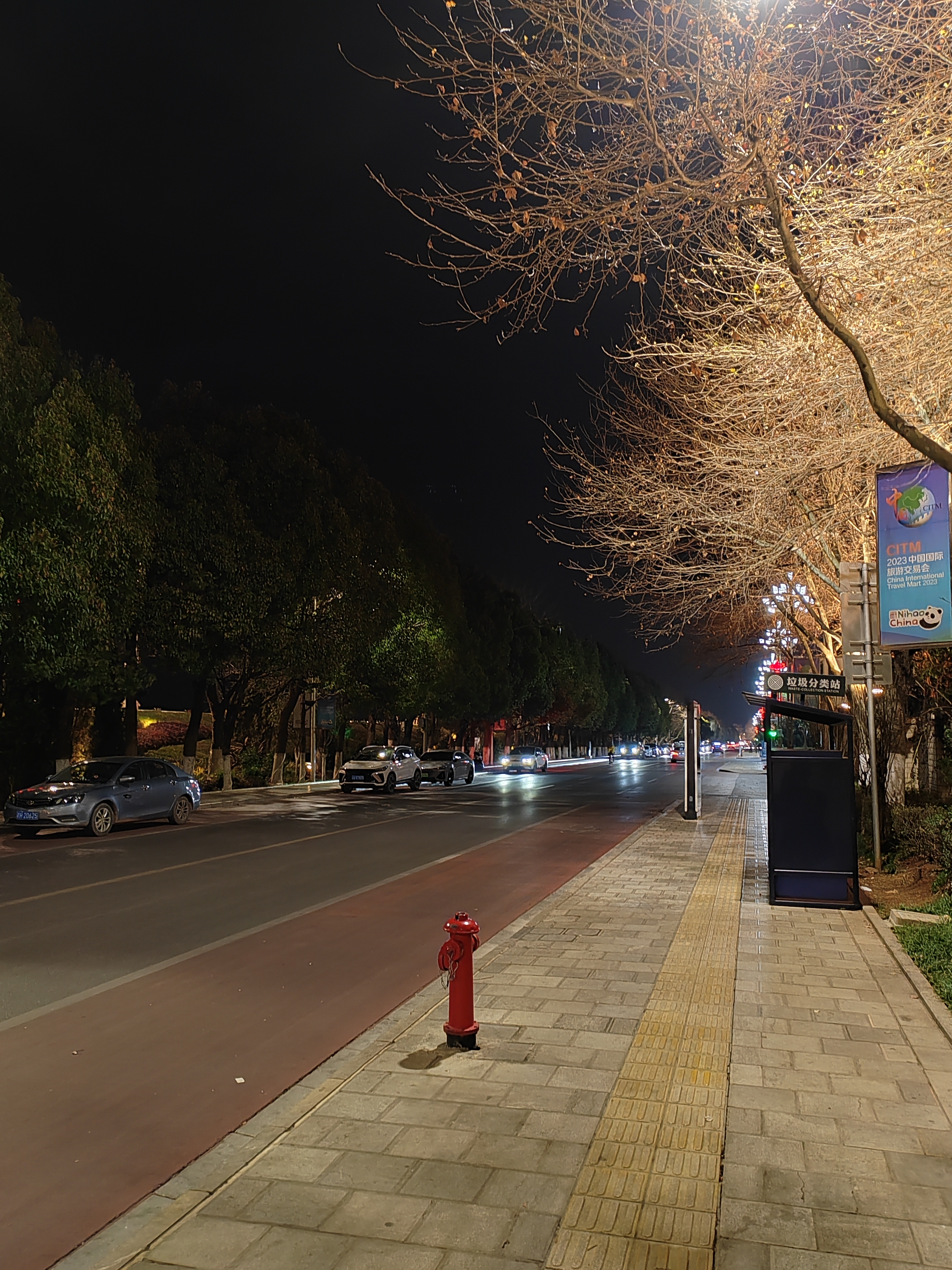 滇池路 夜晚的街道,仿佛是城市的一面镜子,反射出它的宁静与美丽.