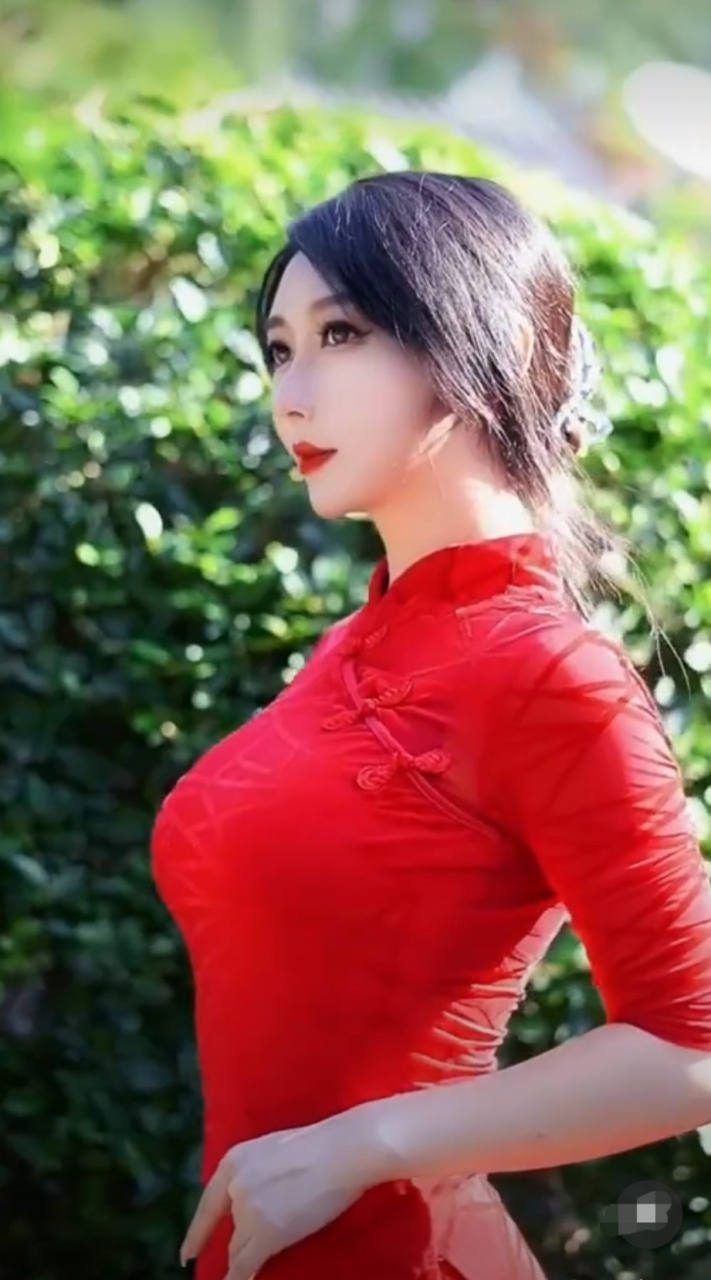 红色艳丽,喜庆,美女一身红色旗袍,更加衬托出女人丰满的曲线,红的似火
