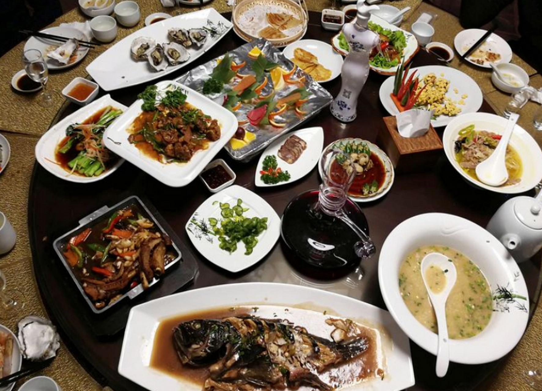 同学从国外回来,非要请我吃饭,他定了大酒店,一桌饭菜3000多块,还不