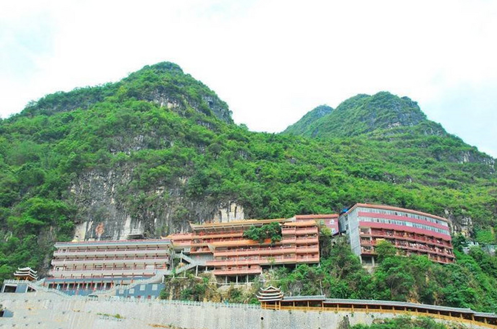 灵阳寺旅游景区:位于广西壮族自治区南宁市马山县古零镇乾登山上,是