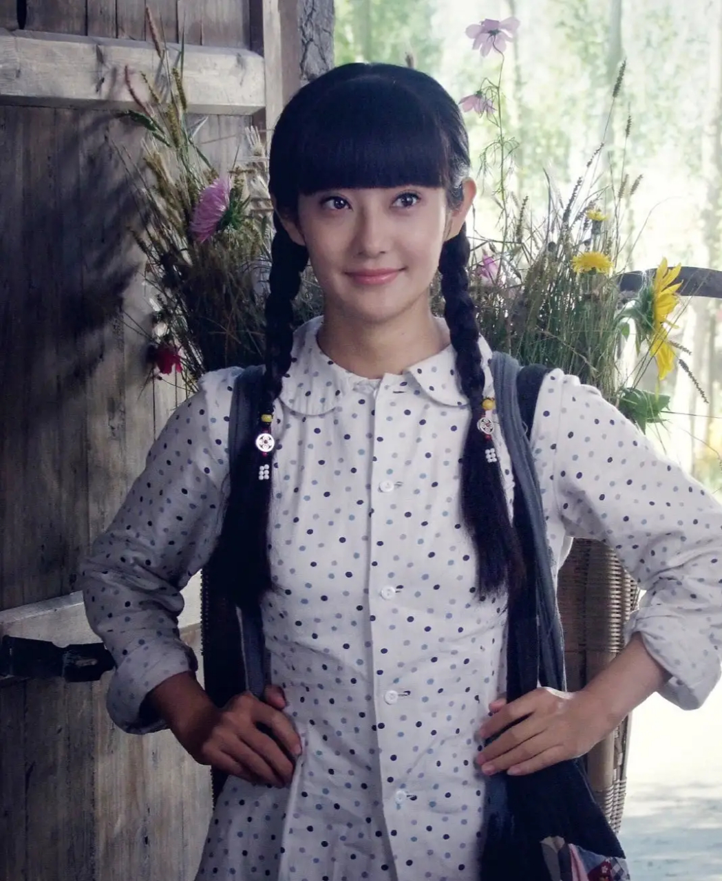 感觉《青谷子》特别注重细节,服饰和道具也很有年代气息,破旧的黑板和