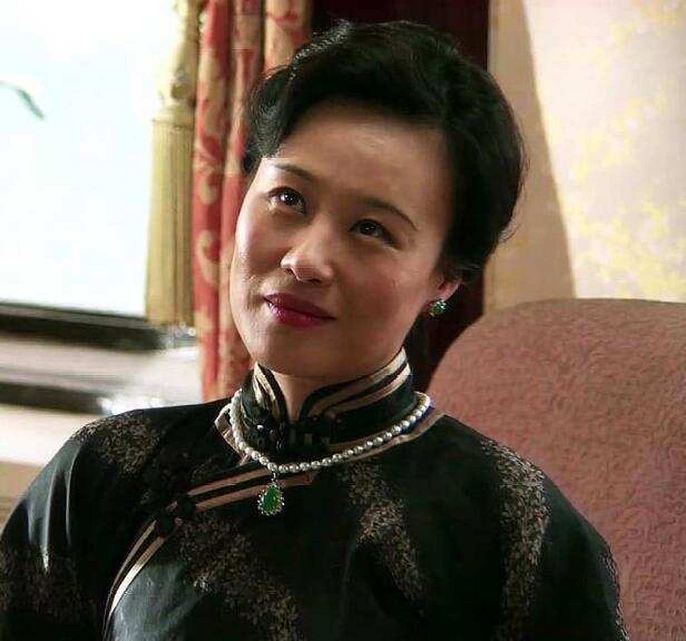 多年前的《宋家皇朝》以及后来的《建国大业》中的宋美龄都是由邬君梅