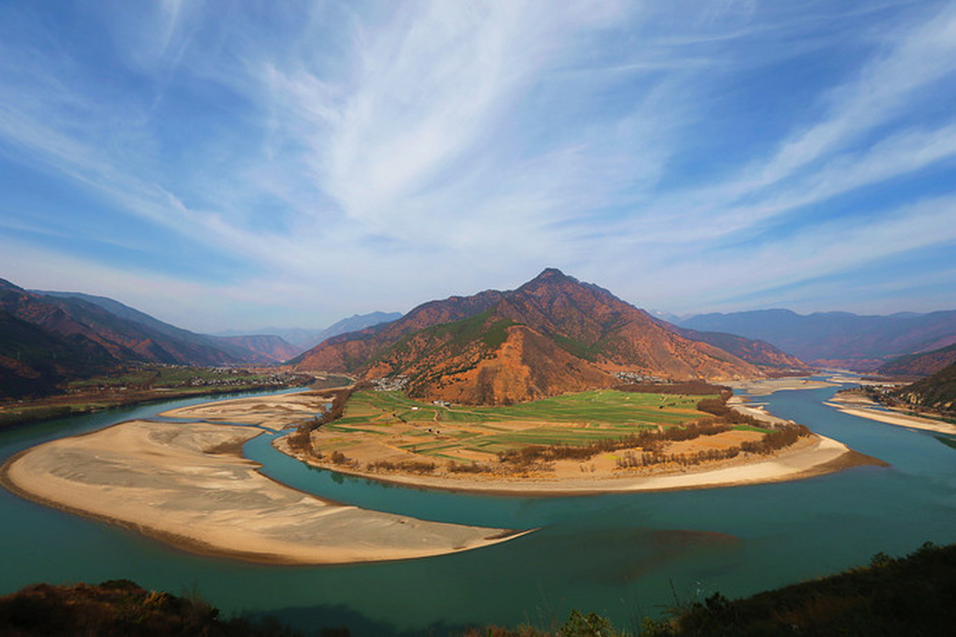 长江第一湾:位于云南省西北部的丽江市石鼓镇与香格里拉县南部沙松碧