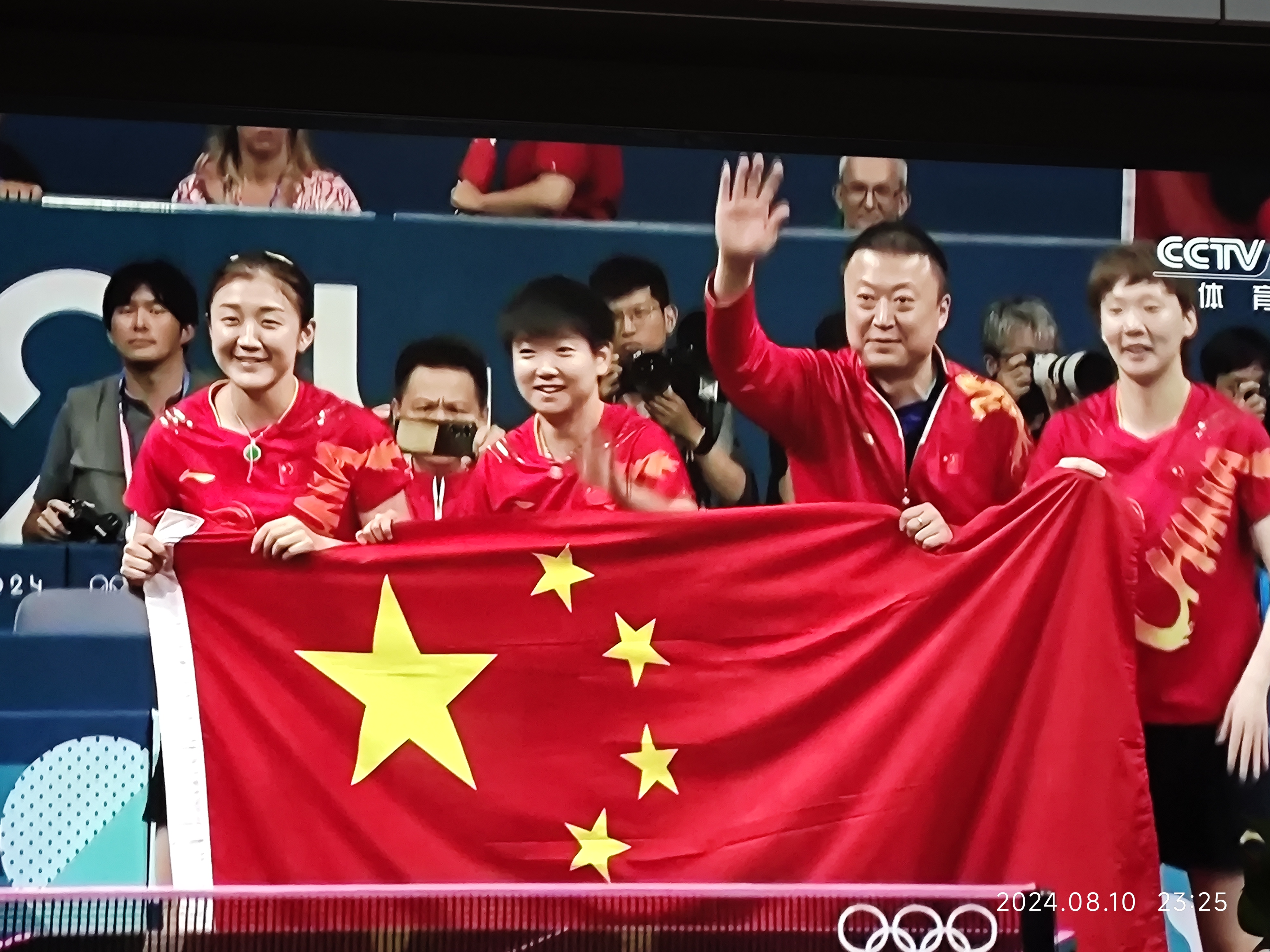 首先恭喜乒乓女团姑娘们以三比零战胜日本队,为中国奥运金牌榜再添一