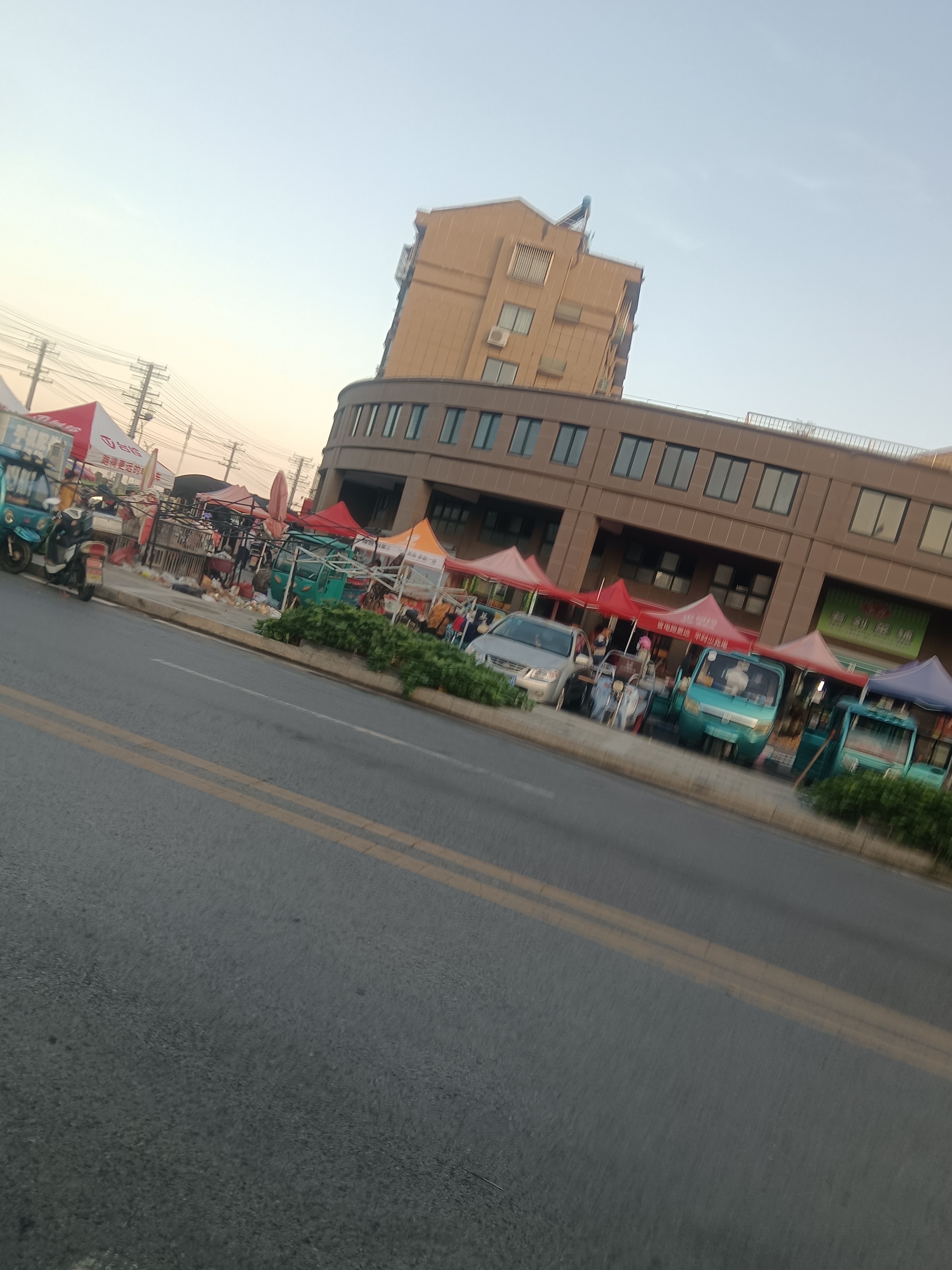 江苏省盐城市阜宁县阜城镇厦门路段长期被各种摊点占据,造成道路拥堵