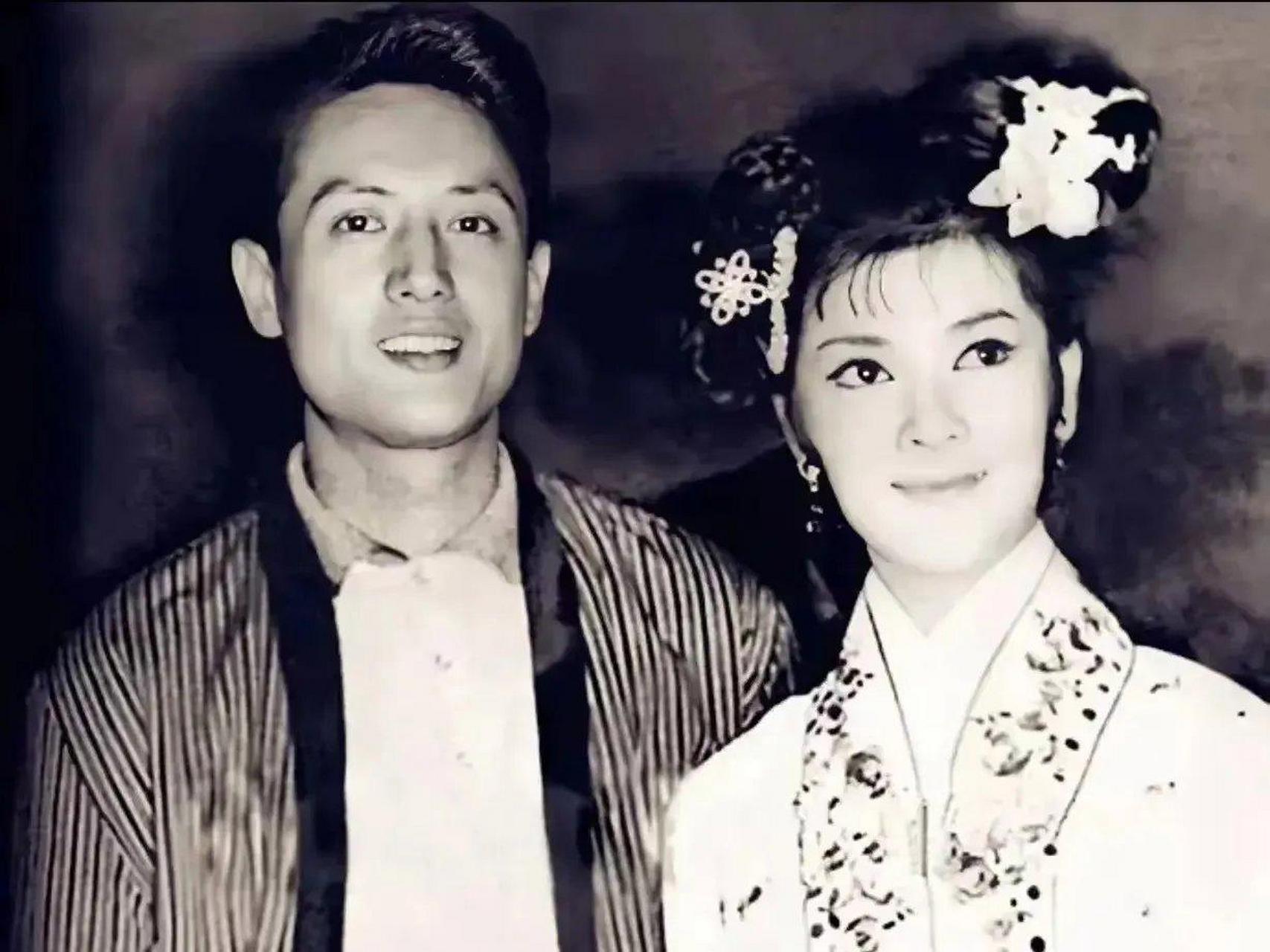 这张照片拍摄于1964年,陈思思拍《三笑》,高远来探班时的合影.