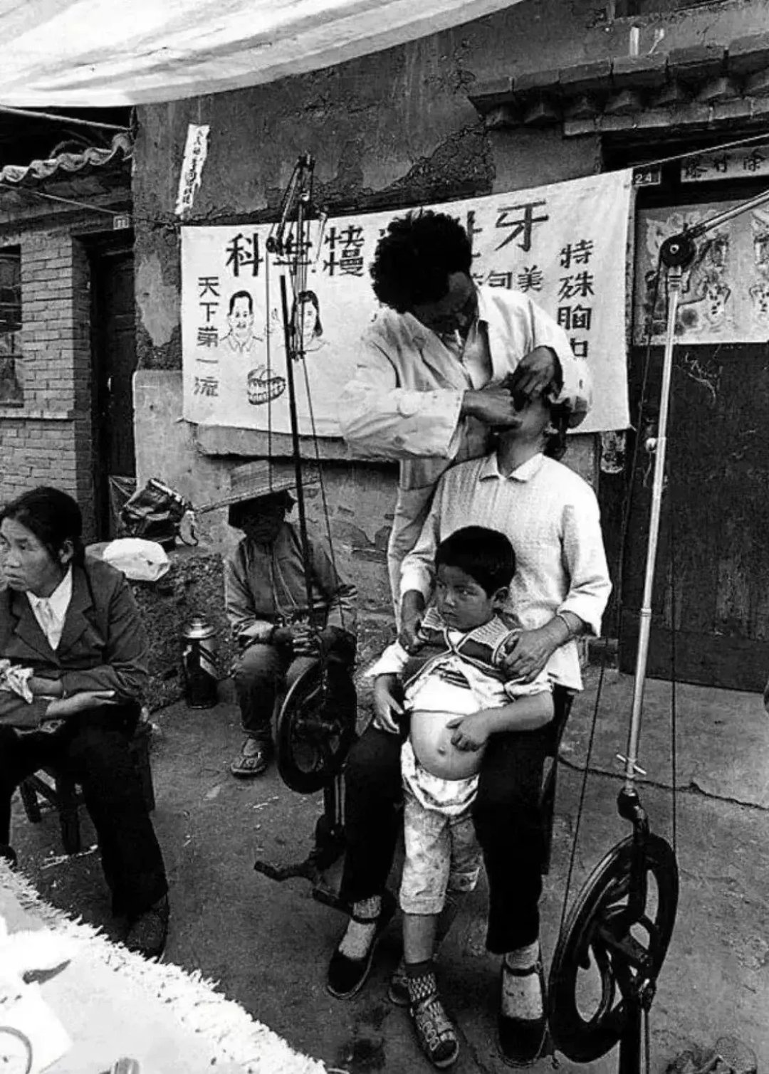 这张照片拍摄于1993年10月11日,云南省昆明市官渡区,小板桥街子天的