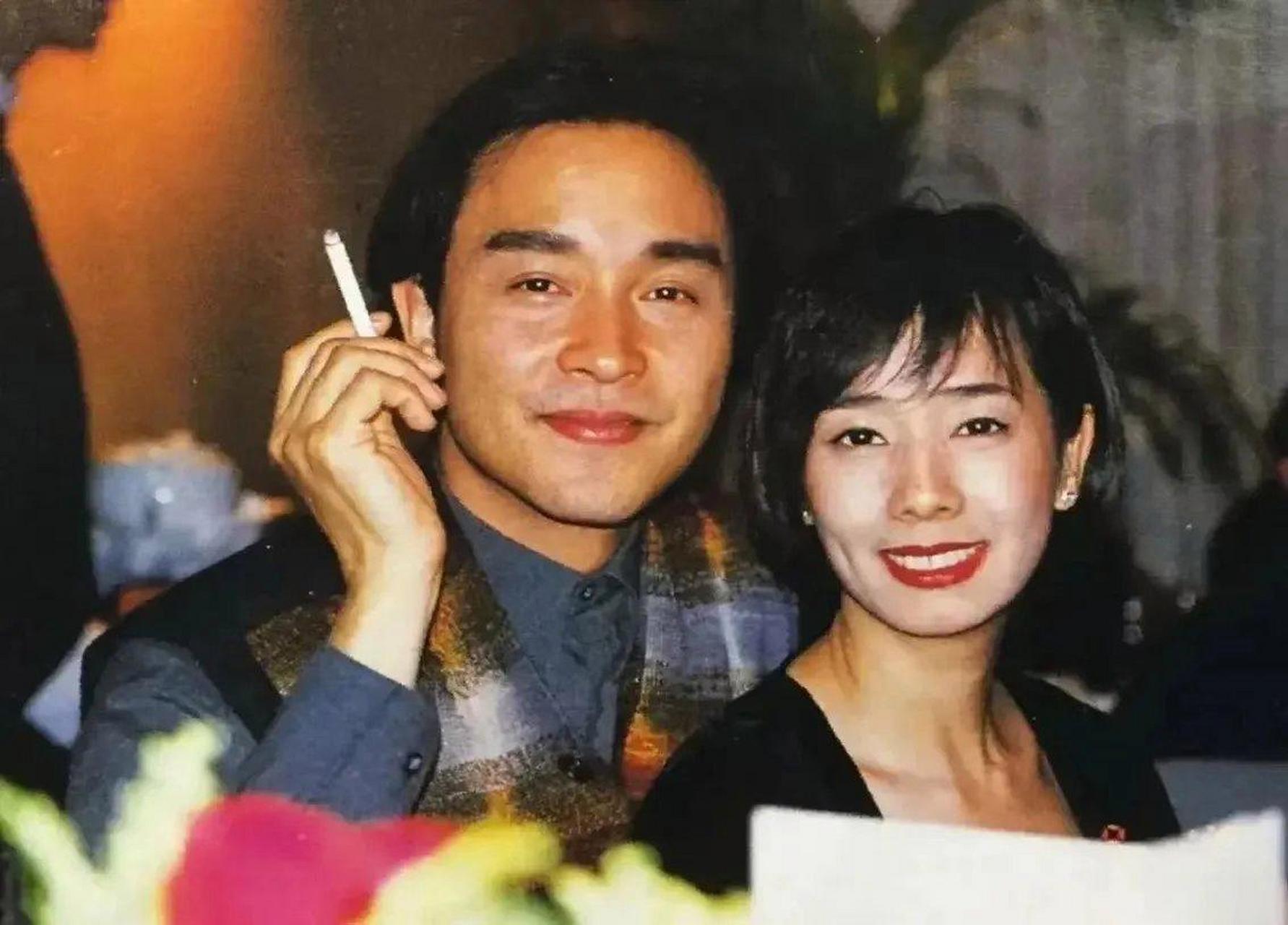 这张照片拍摄于1995年1月8日,张国荣参加前女友毛舜筠婚礼时的合影.