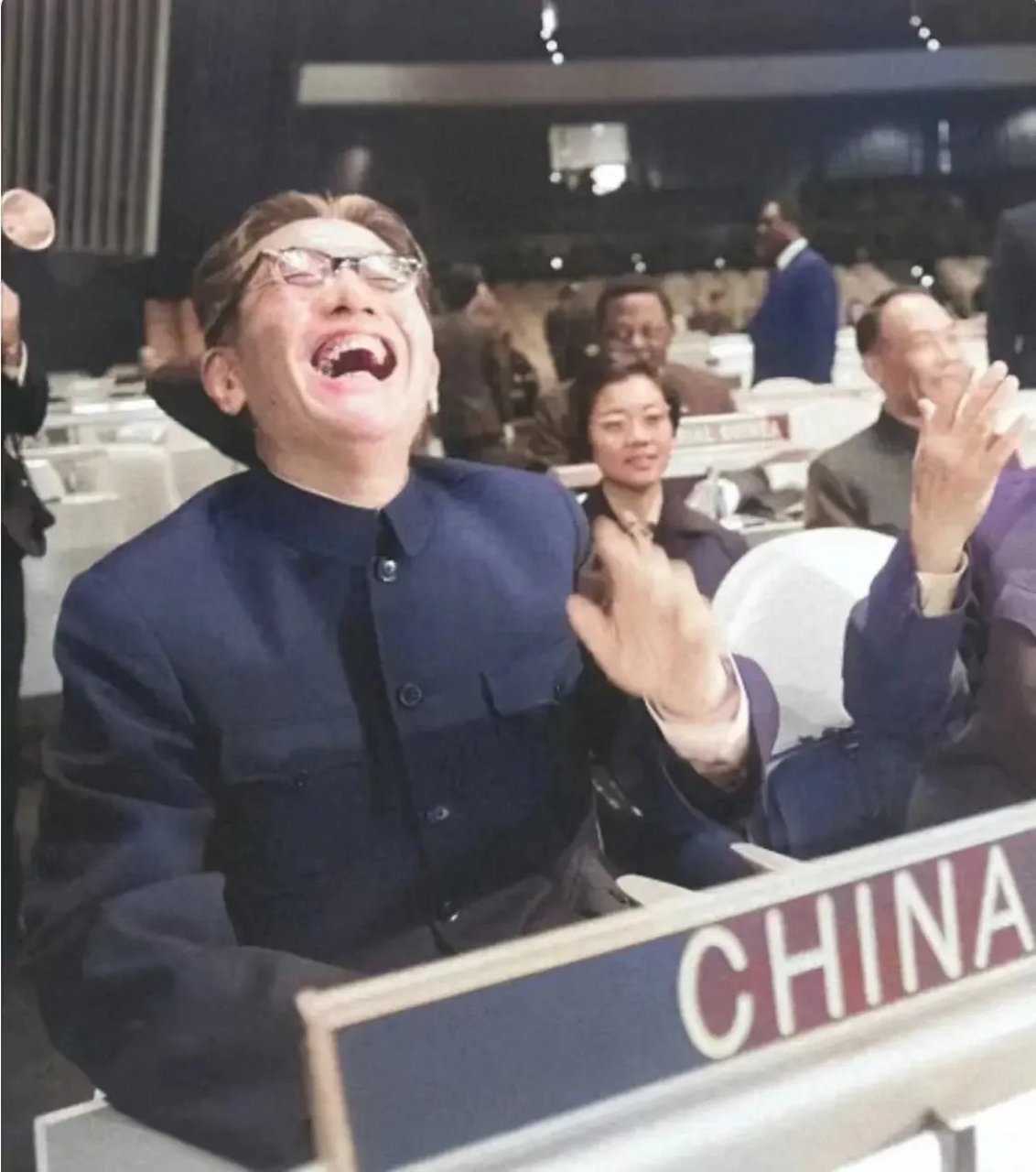 这张照片拍摄于1971年11月15日,乔冠华登上联合国大会讲台,发表了重要