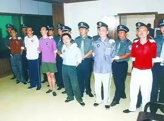 这张照片拍摄于2004年7月30日,湖北武汉,六名死刑犯即将被押赴刑场