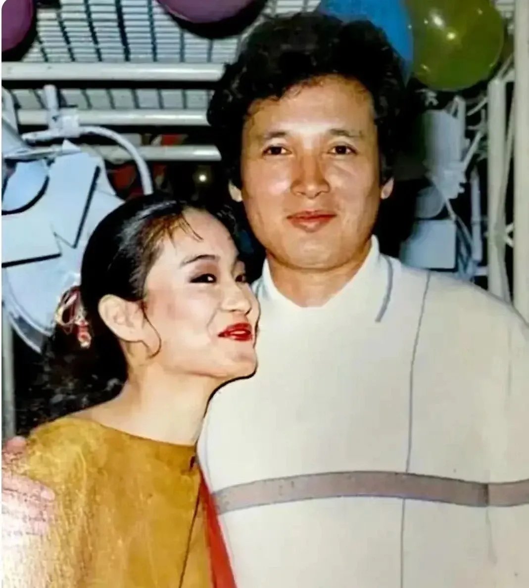 这张照片拍摄于1980年,秦祥林与妻子萧芳芳离婚,此后多次奔赴美国,向