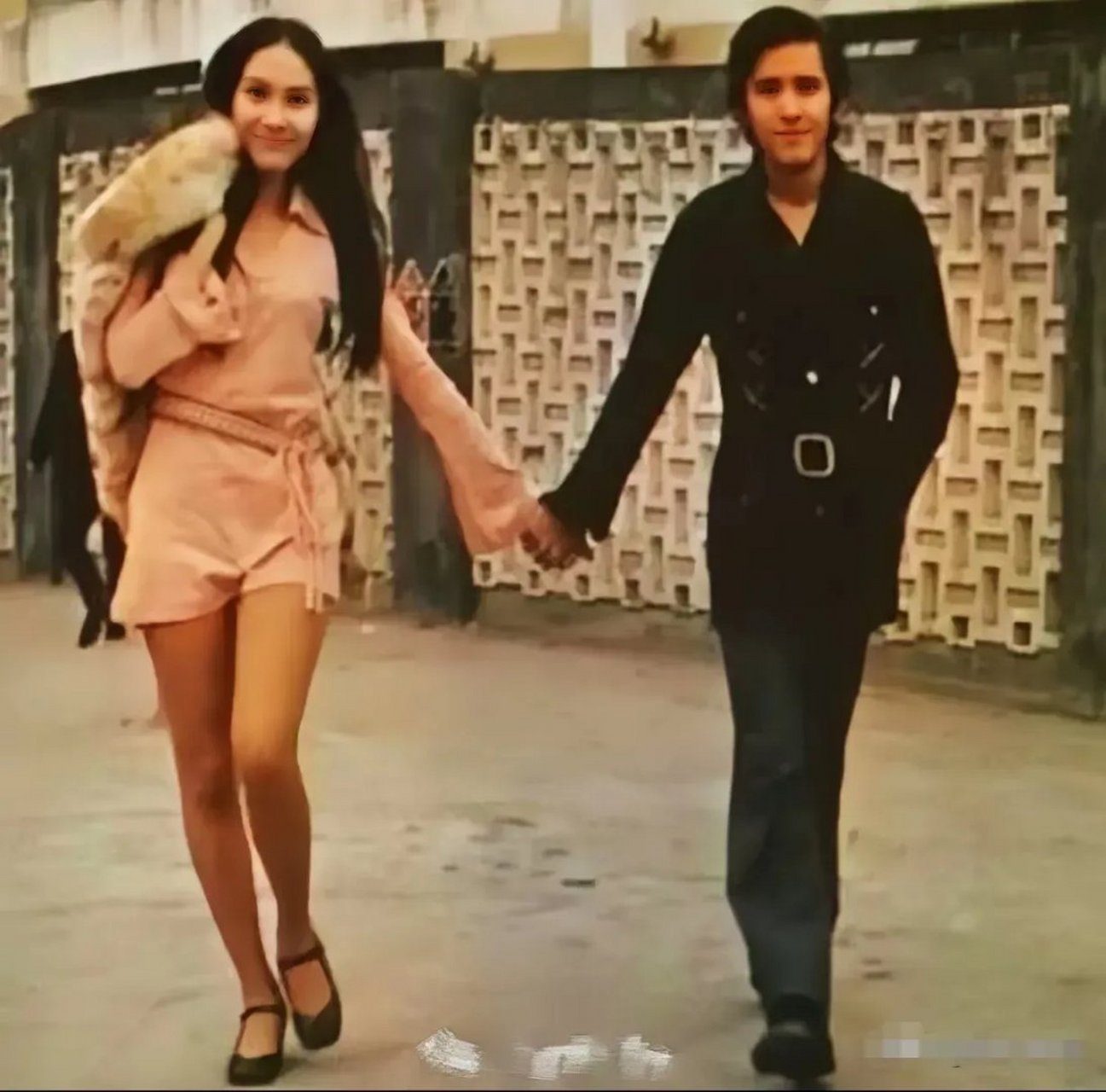 这张照片拍摄于1974年,姜大卫和李琳琳结婚后的生活照片.