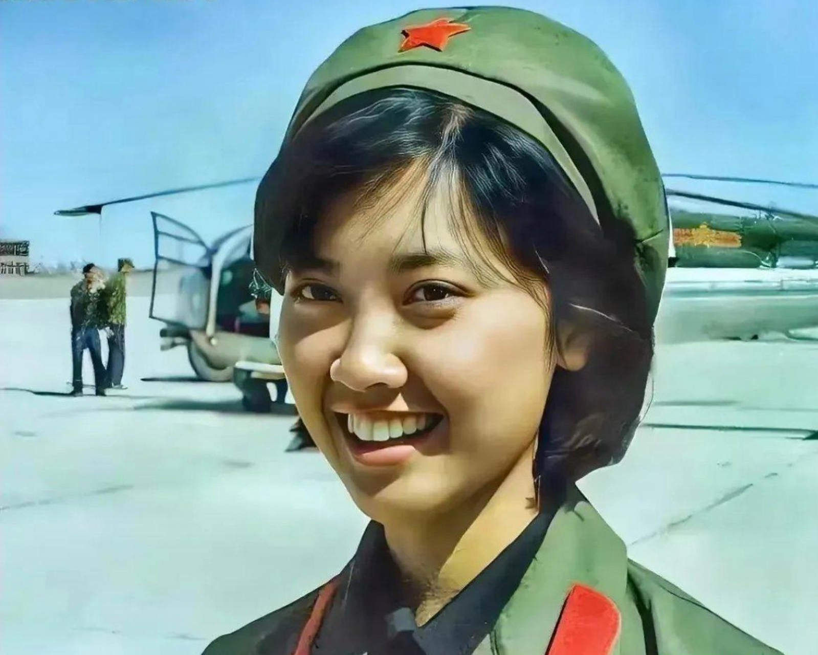 这张照片拍摄于1983年,电影《骆驼草》中朱琳的剧照.