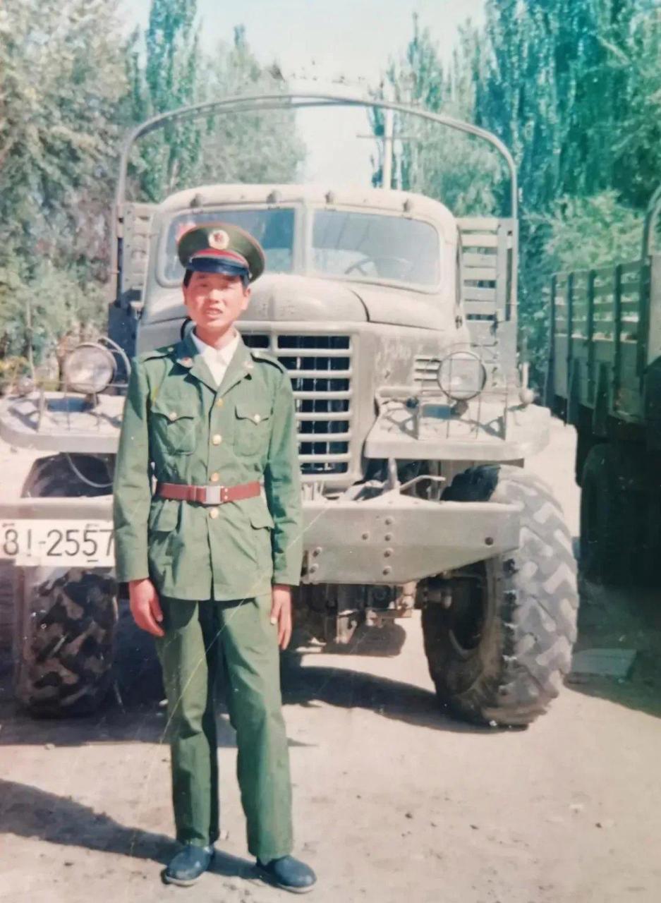 这张照片拍摄于1990年,辽宁省大连市金州区某部队军人在解放牌ca30型