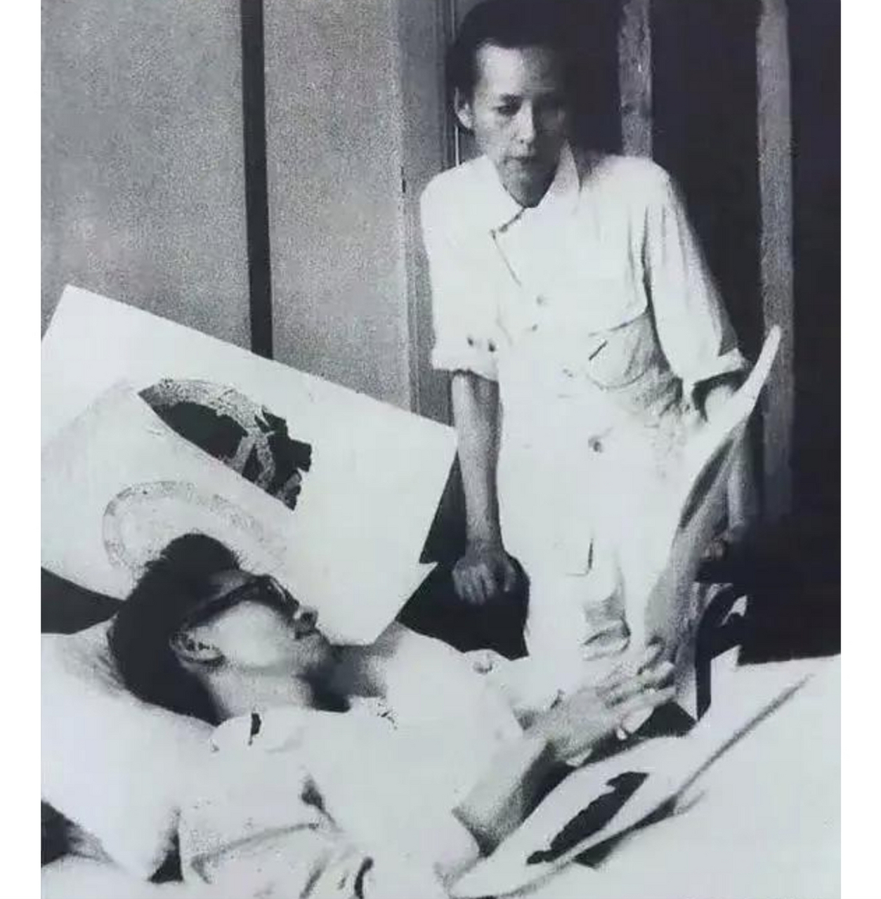 当时梁思成是国徽设计组组长,由于夜以继日的工作,最终病倒了.