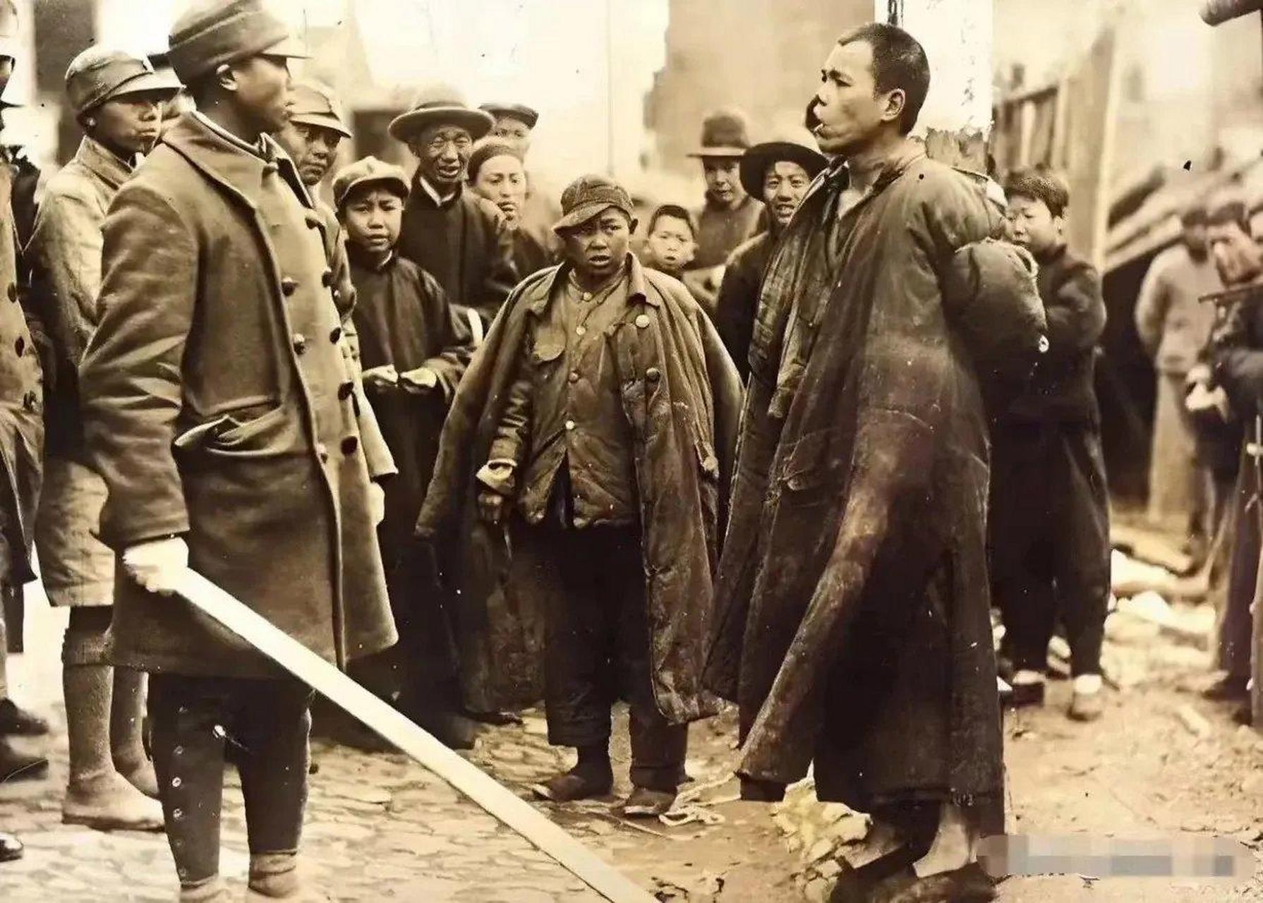 这张照片拍摄于1938年,抗日战争时期,国民党军官正在审问汉奸时的情景