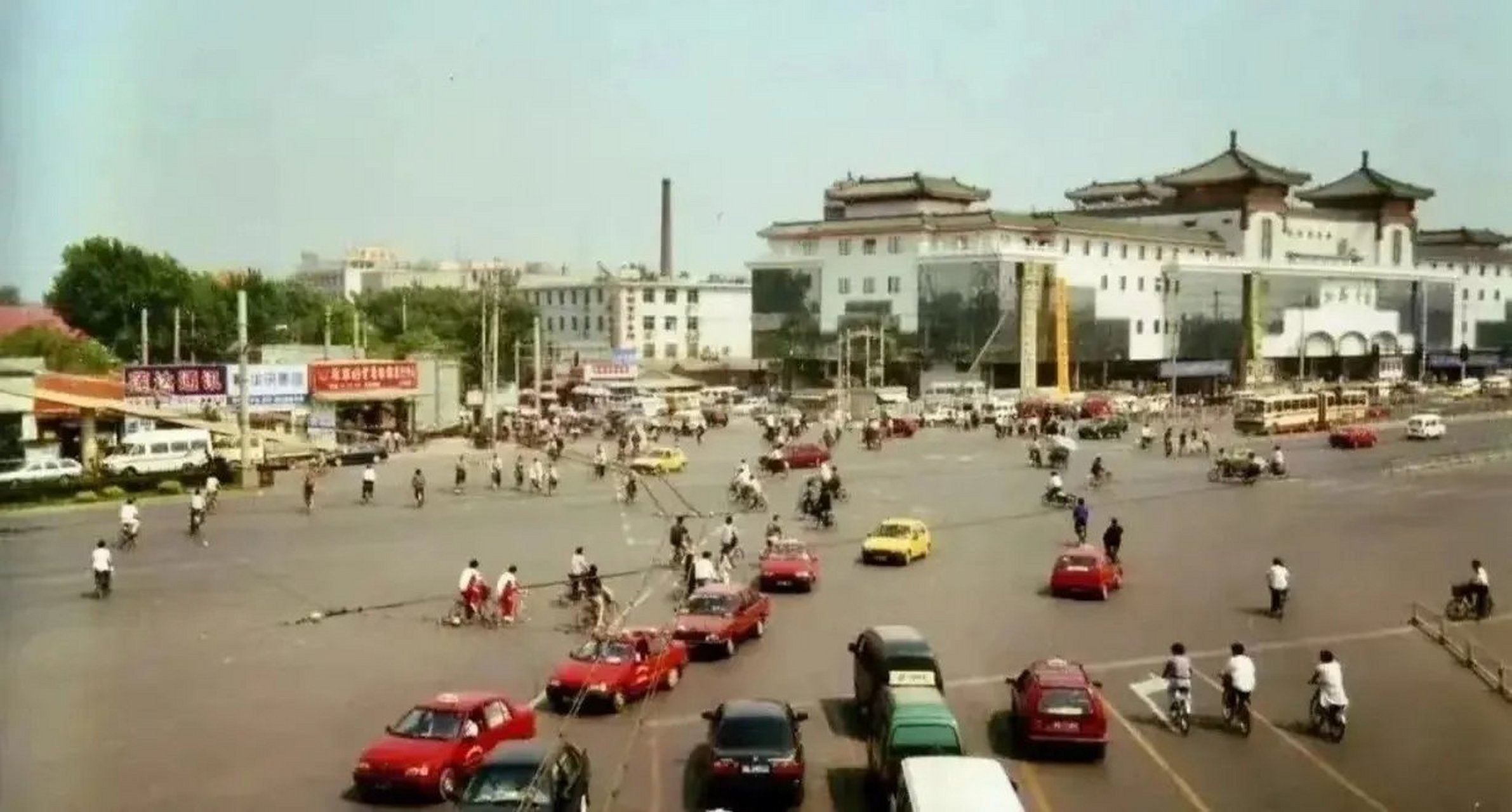 这张照片拍摄于1999年10月28日,北京红桥市场外大街上的景象.