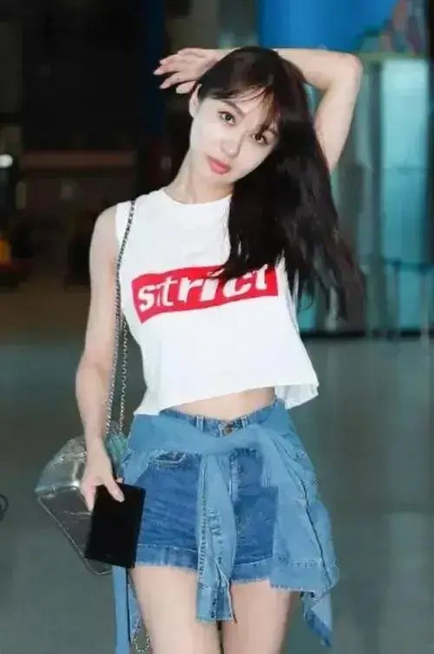 李菲儿,原名李菲,1987年10月3日出生于辽宁省,毕业于中北国际演艺专修