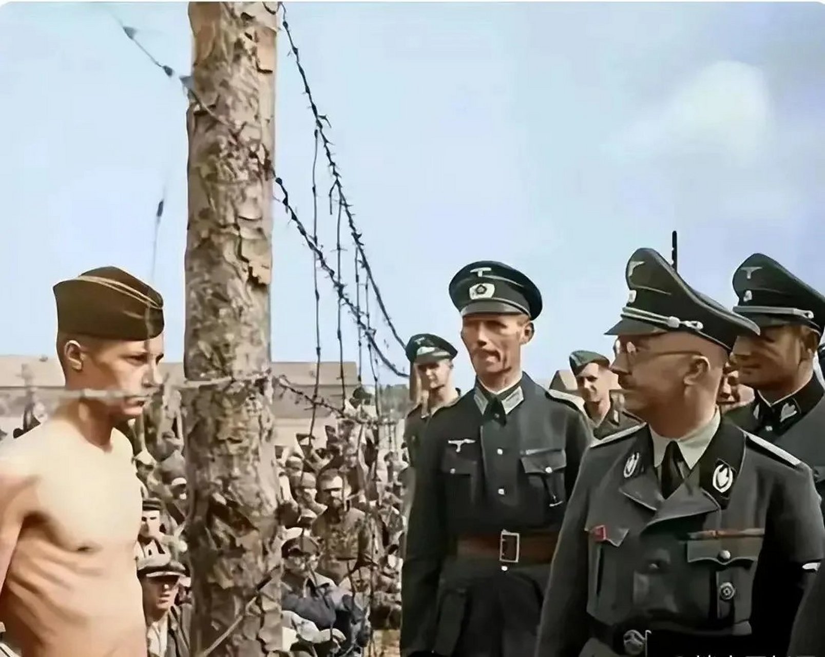 这张照片拍摄于1941年,纳粹德国内政部长,党卫队全国领袖希姆莱在一个