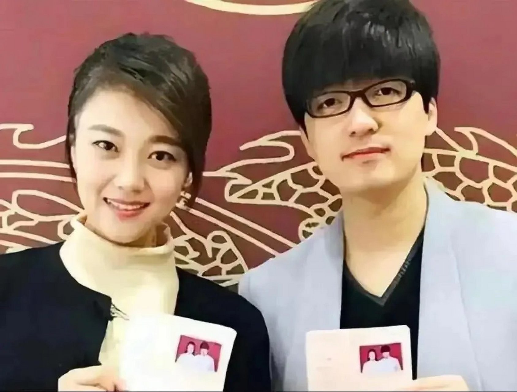 这张照片拍摄于2016年12月16日,王小海与王小玮领了结婚照后的合影.