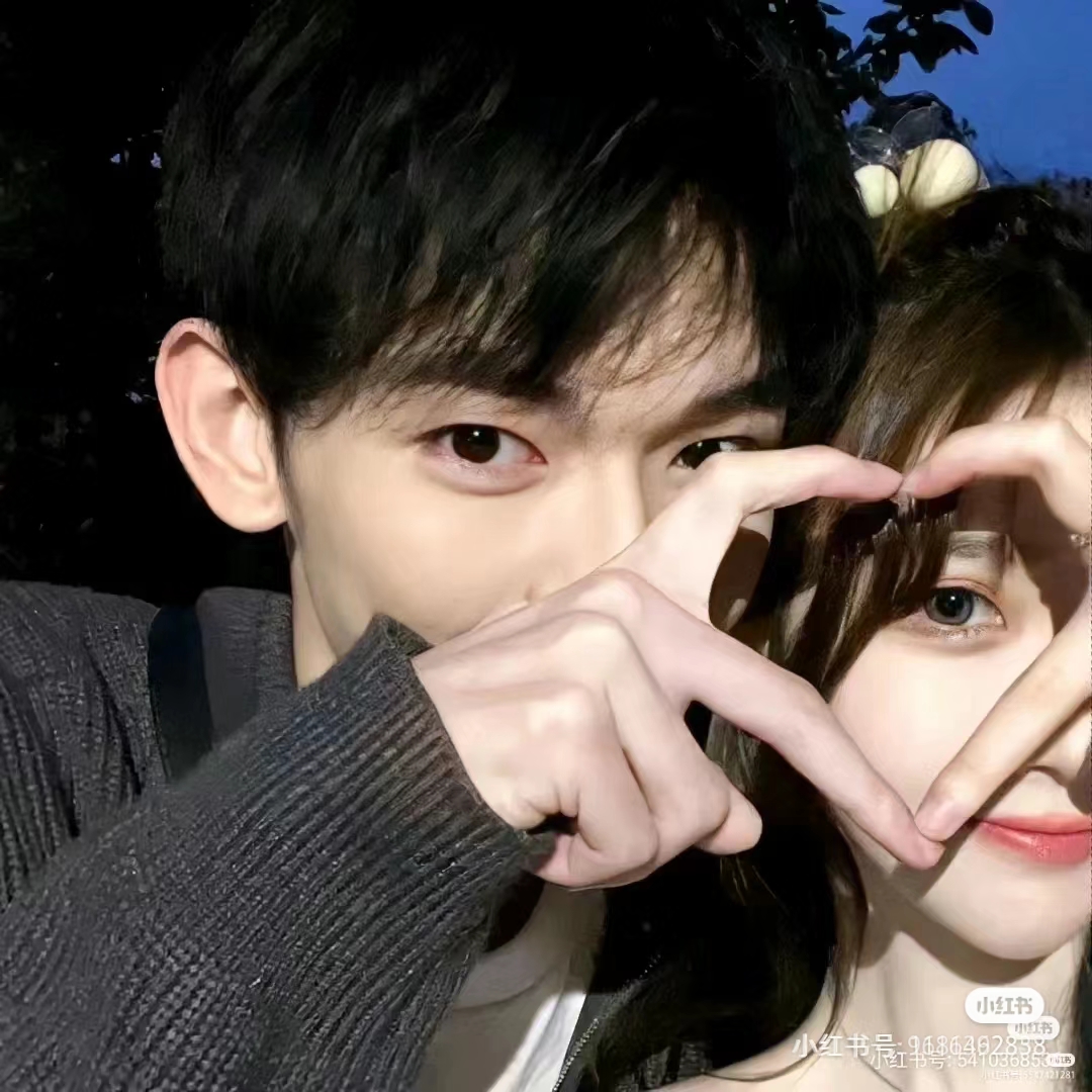 她眉间藏月,他眼底含星,两相映照,自成宇宙