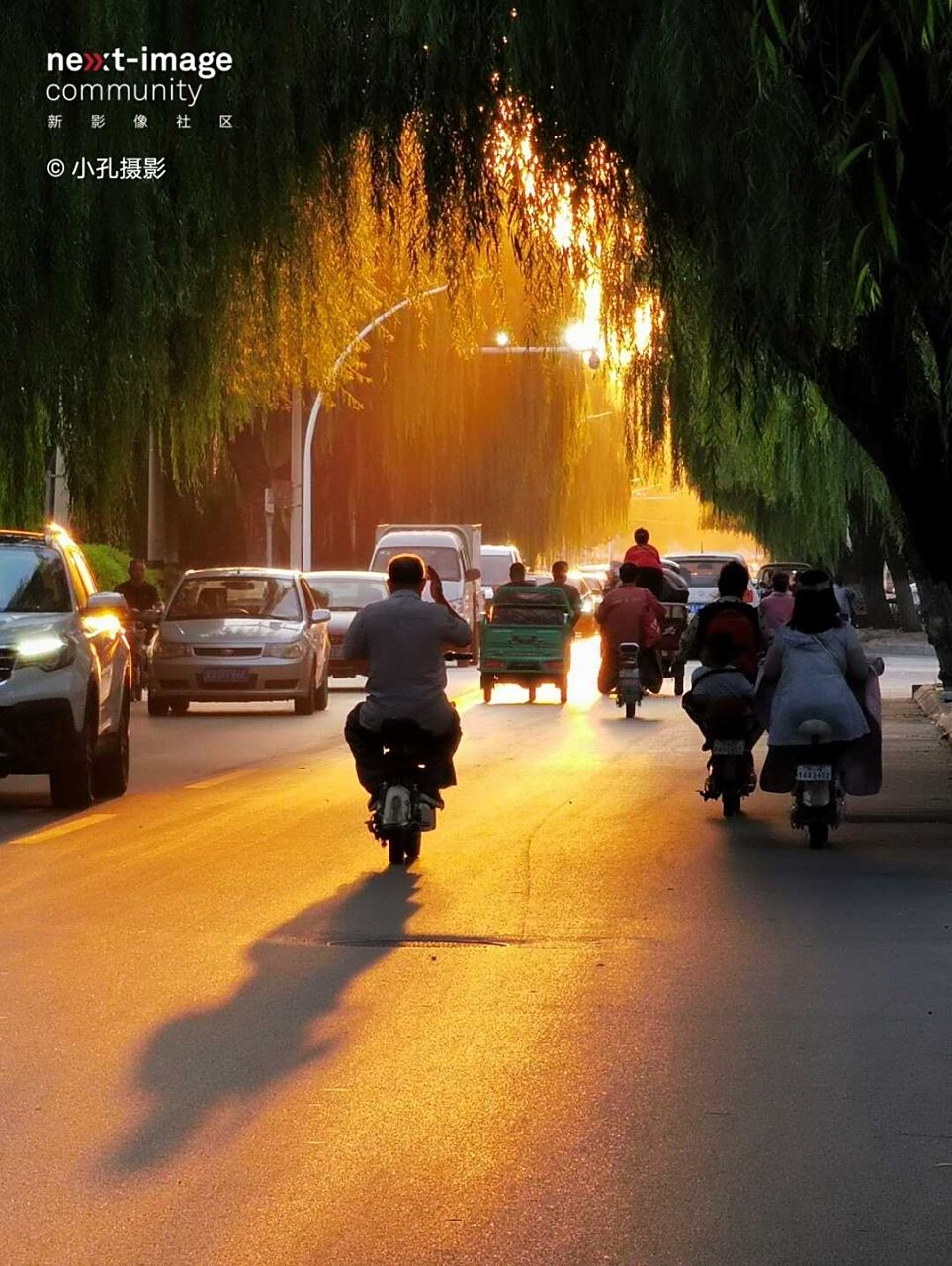 暮归 金色的夕阳中,下班的行人在回家的途中… #摄影# #华为p40