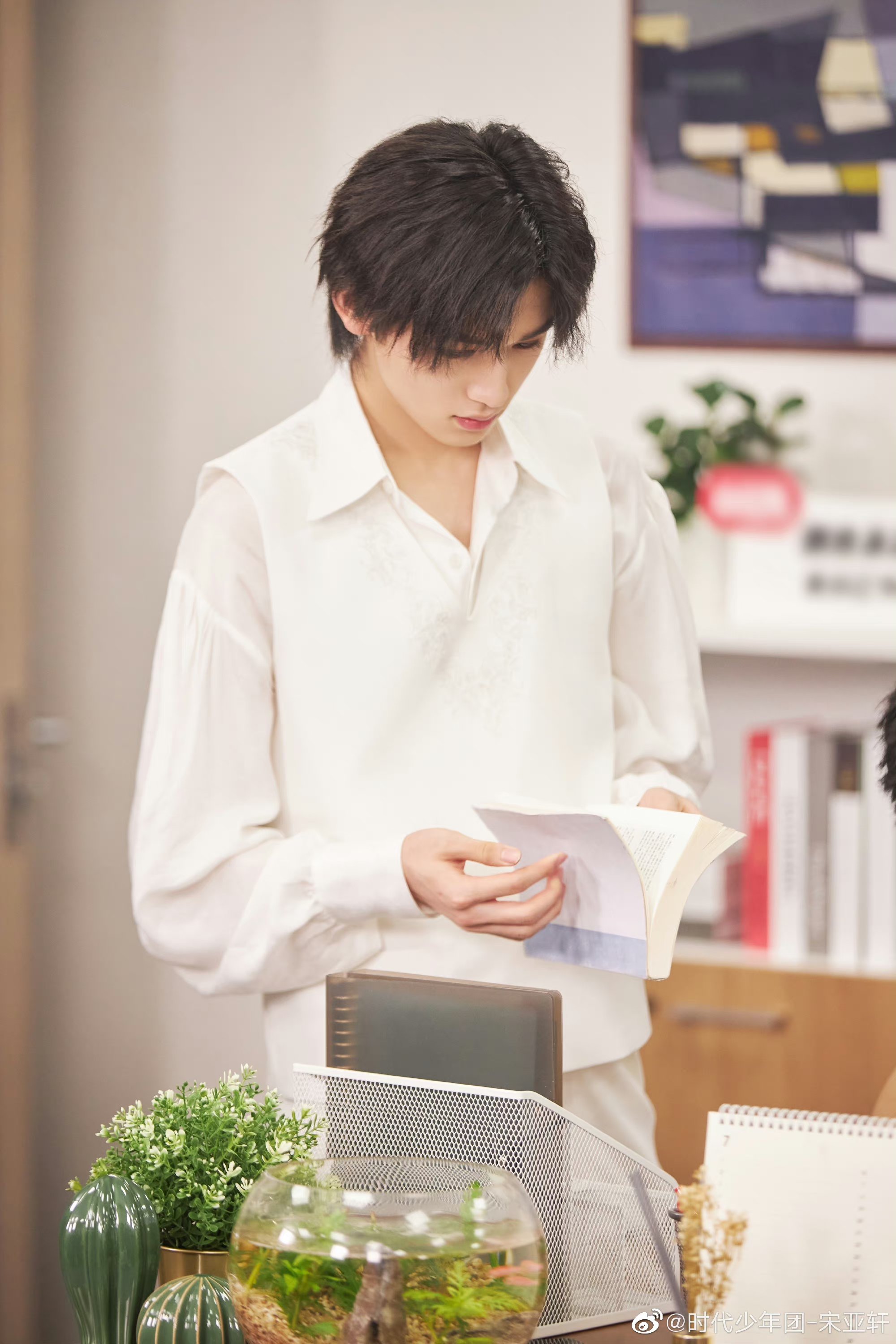是爱穿白衬衫的干净少年啊 #宋亚轩# #时代少年团# #少年感# #颜值
