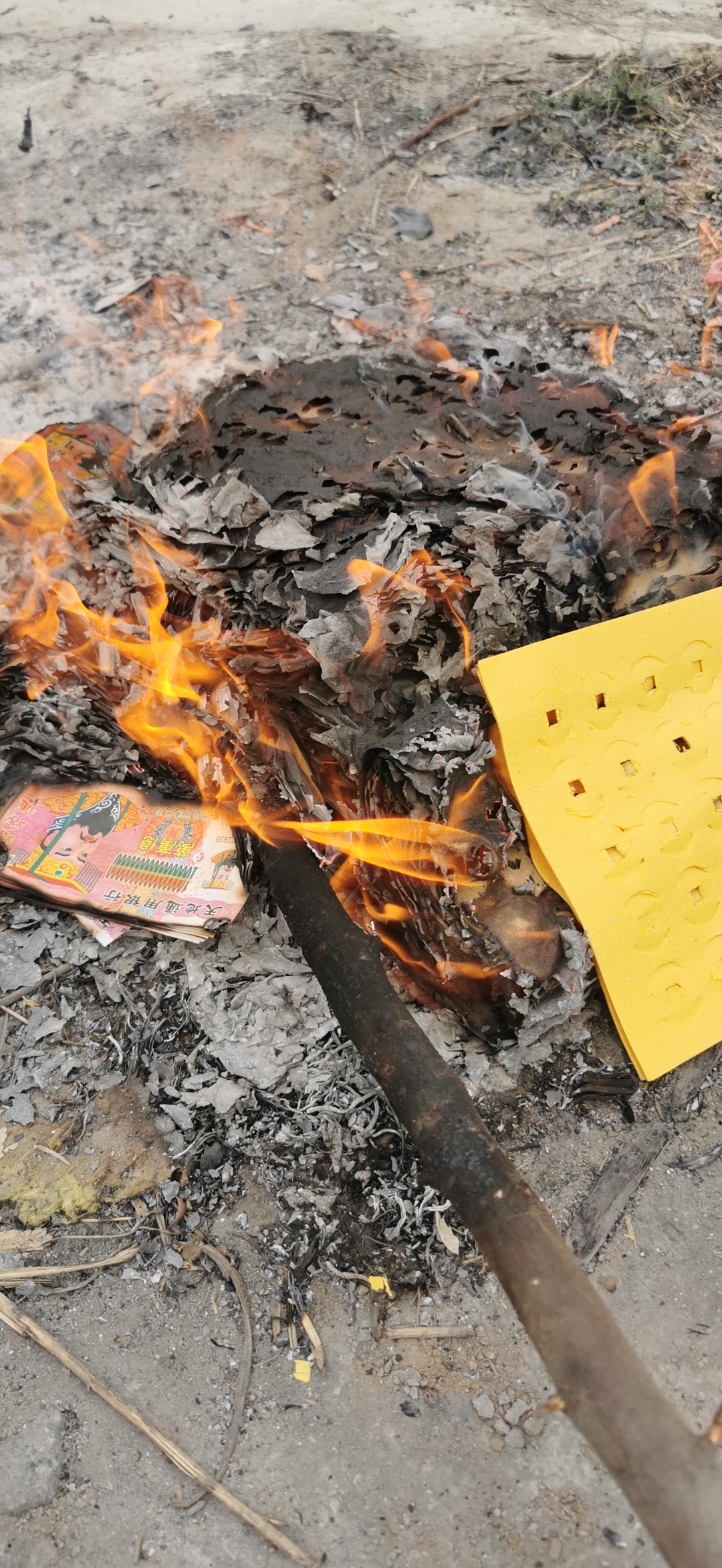 上坟图片真实照片晚上清明烧元宝路边烧纸元宝田野烧元宝照片父亲去世