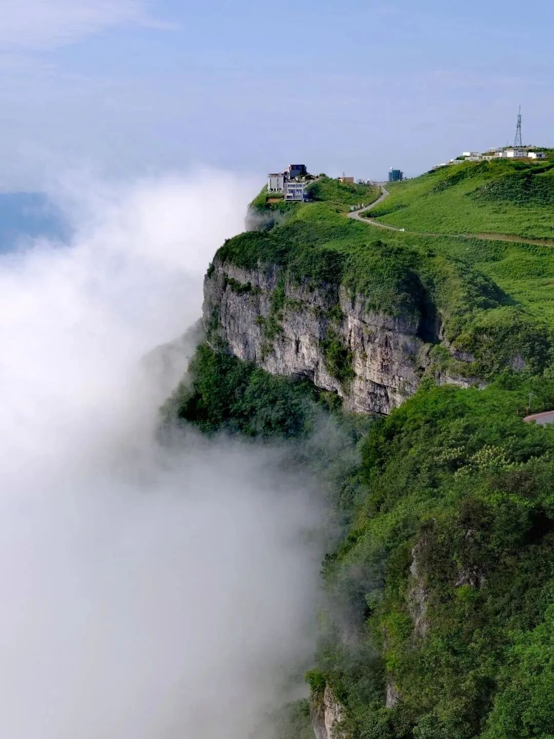 八面山位于湖南省湘西土家族苗族自治州龙山县,拥有独特的自然风光和