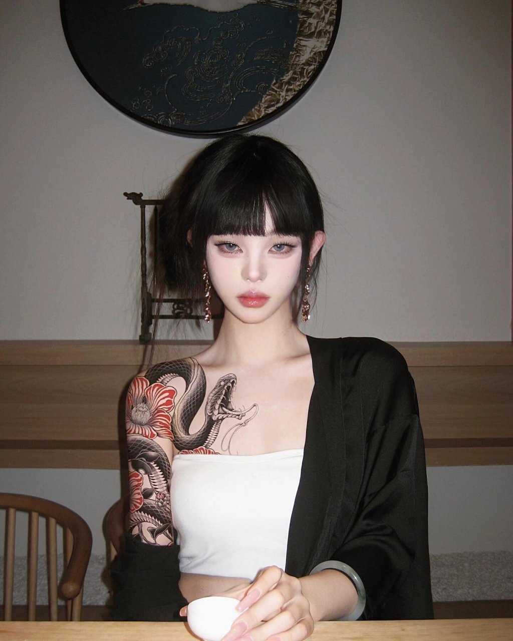 我遇见了这位有纹身的小姐姐,她身穿黑色和服,左肩上的纹身犹如一幅