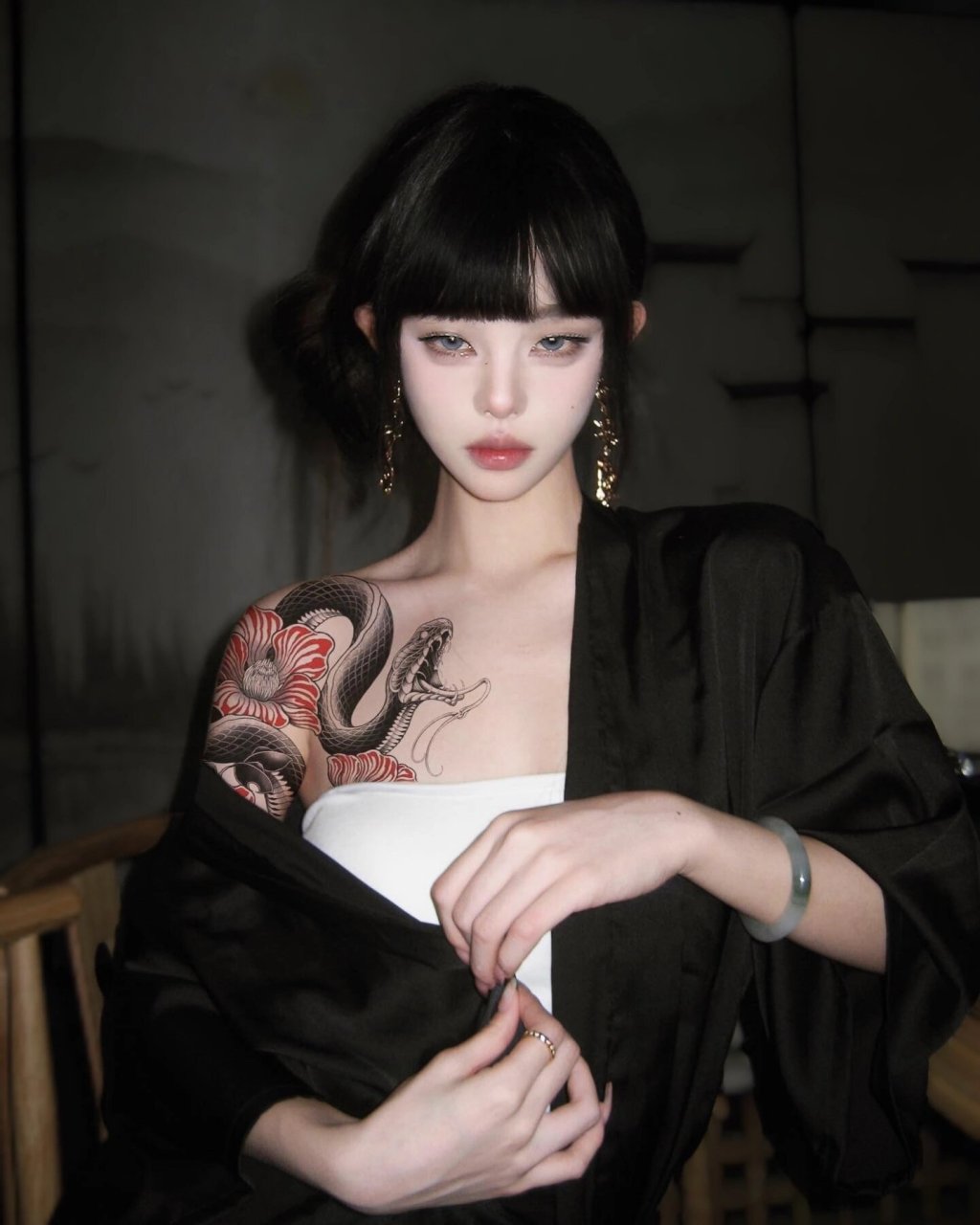 我遇见了这位有纹身的小姐姐,她身穿黑色和服,左肩上的纹身犹如一幅
