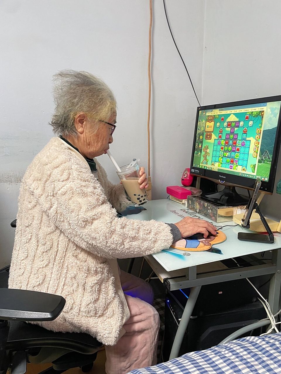 🎮 老当益壮!白发爷爷沉迷手机游戏 🎮