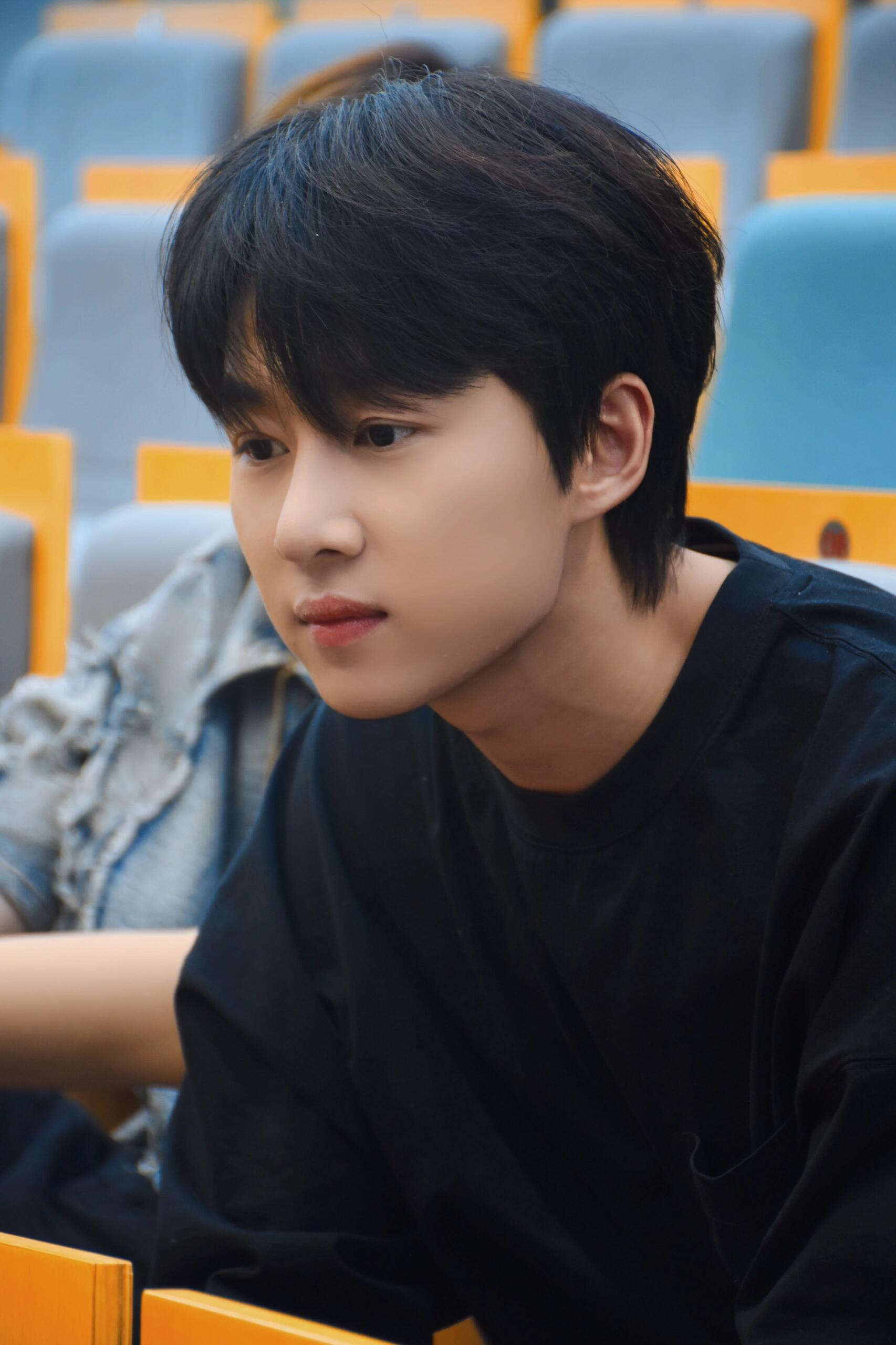 他穿着简约而经典的黑衣牛仔裤,深褐色的短发下,藏