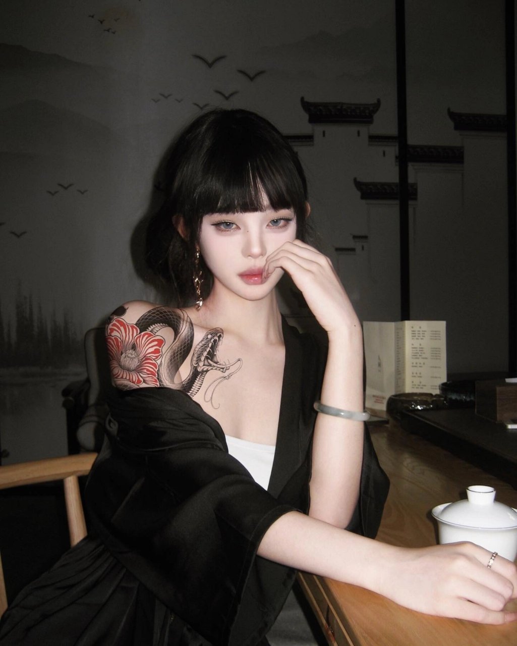 我遇见了这位有纹身的小姐姐,她身穿黑色和服,左肩上的纹身犹如一幅