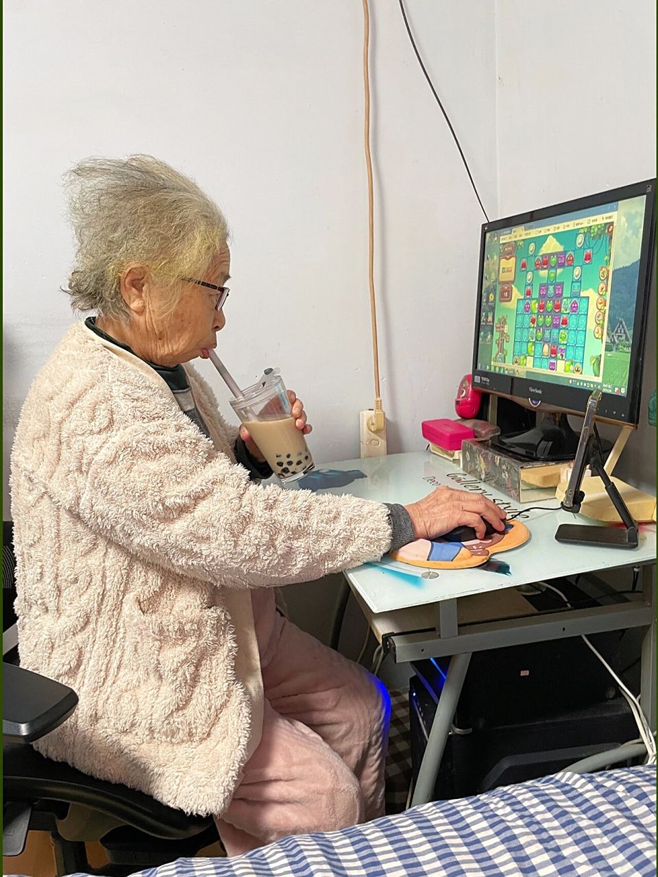 白发爷爷沉迷手机游戏 🎮