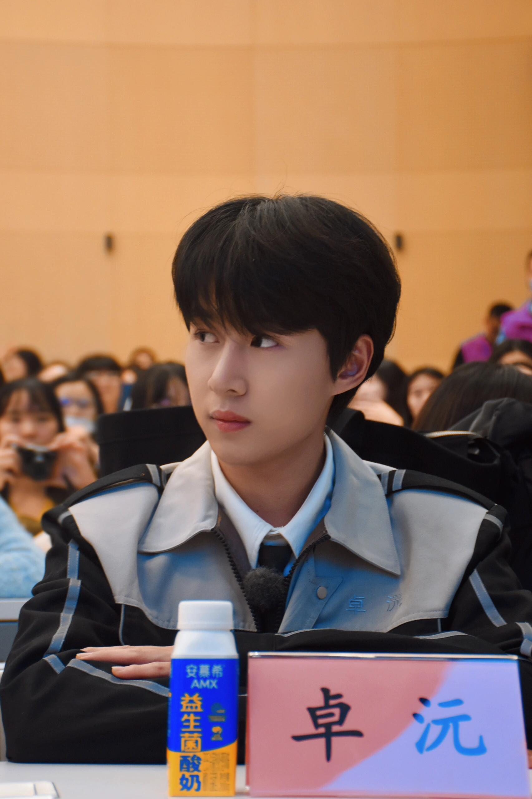 他穿着简约而经典的黑衣牛仔裤,深褐色的短发下,藏