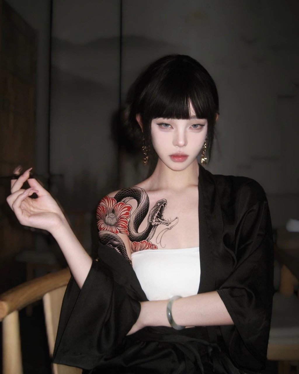 我遇见了这位有纹身的小姐姐,她身穿黑色和服,左肩上的纹身犹如一幅