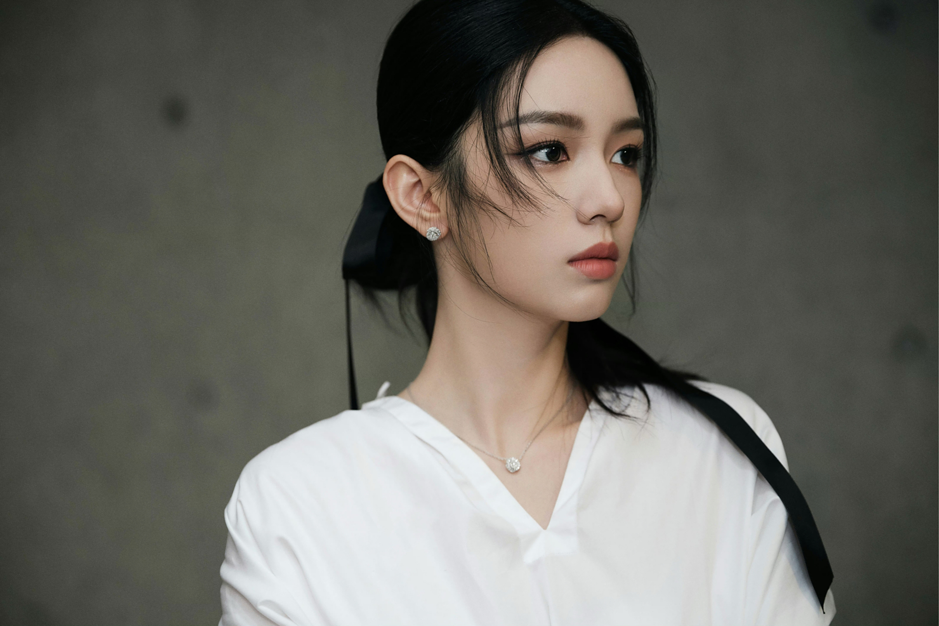 elle风尚大典,周也虽然衣服普通,但脸高级,感觉拍照